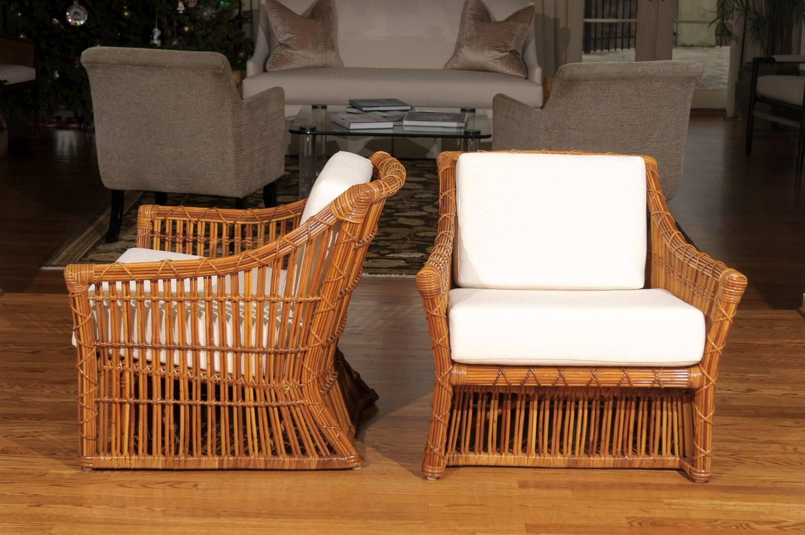 Prächtiges Paar restaurierter Rattan-Clubstühle im Vintage-Stil von McGuire (Ende des 20. Jahrhunderts) im Angebot