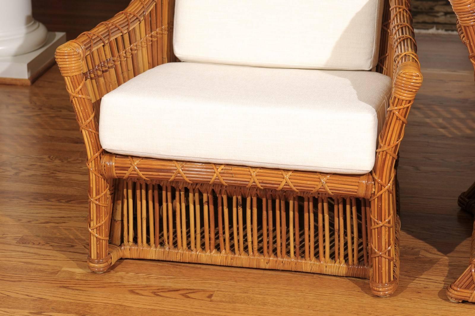 Rotin Magnifique paire de fauteuils club en rotin vintage restaurés par McGuire en vente