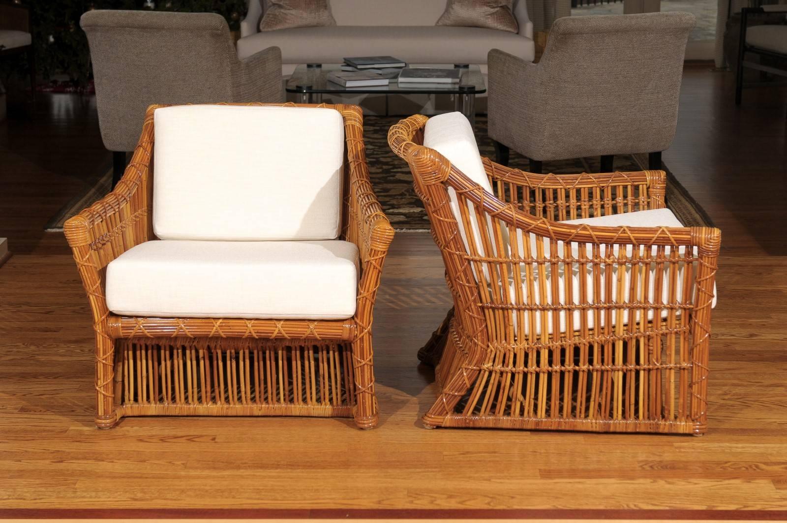 Américain Magnifique paire de fauteuils club en rotin vintage restaurés par McGuire en vente