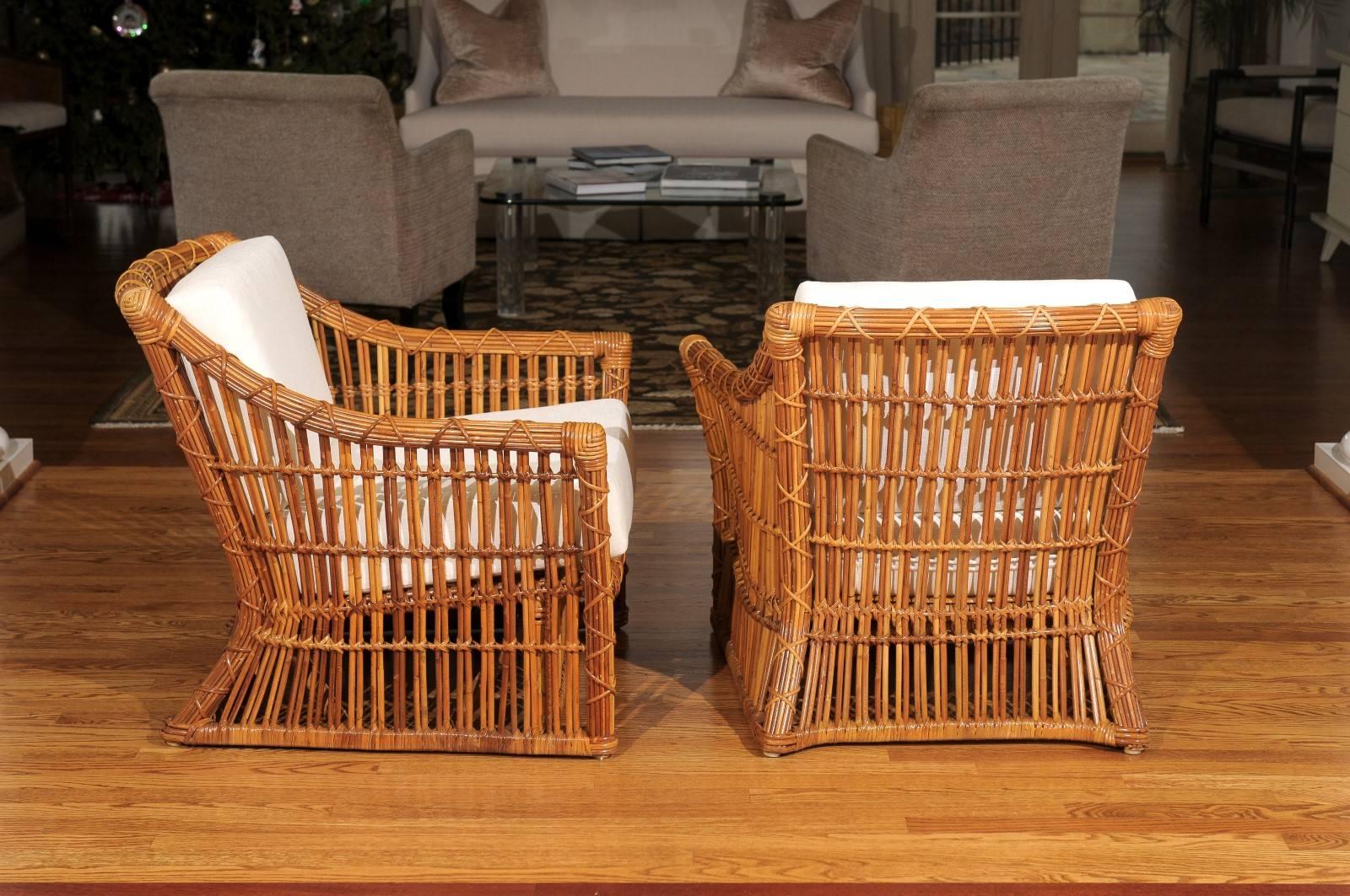 Prächtiges Paar restaurierter Rattan-Clubstühle im Vintage-Stil von McGuire im Zustand „Hervorragend“ im Angebot in Atlanta, GA