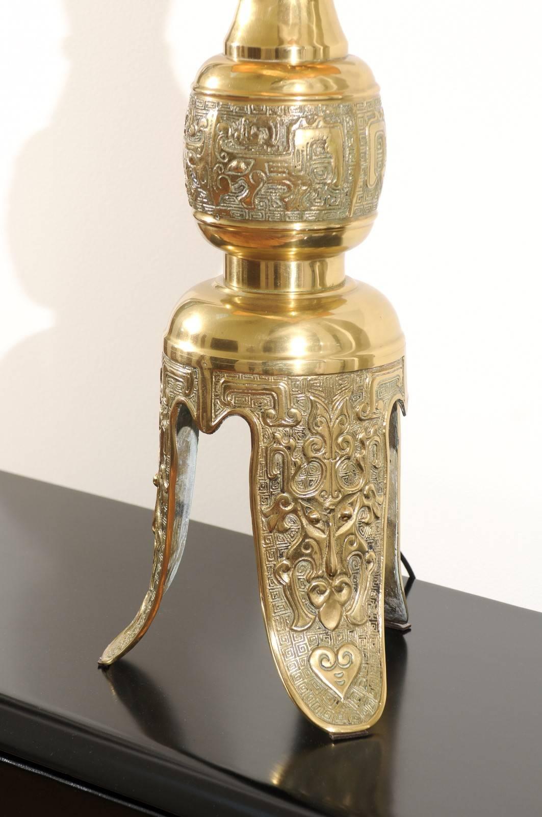 Laiton Majestueuse paire de lampes en laiton du milieu du siècle dernier avec une base spectaculaire de style casque en vente