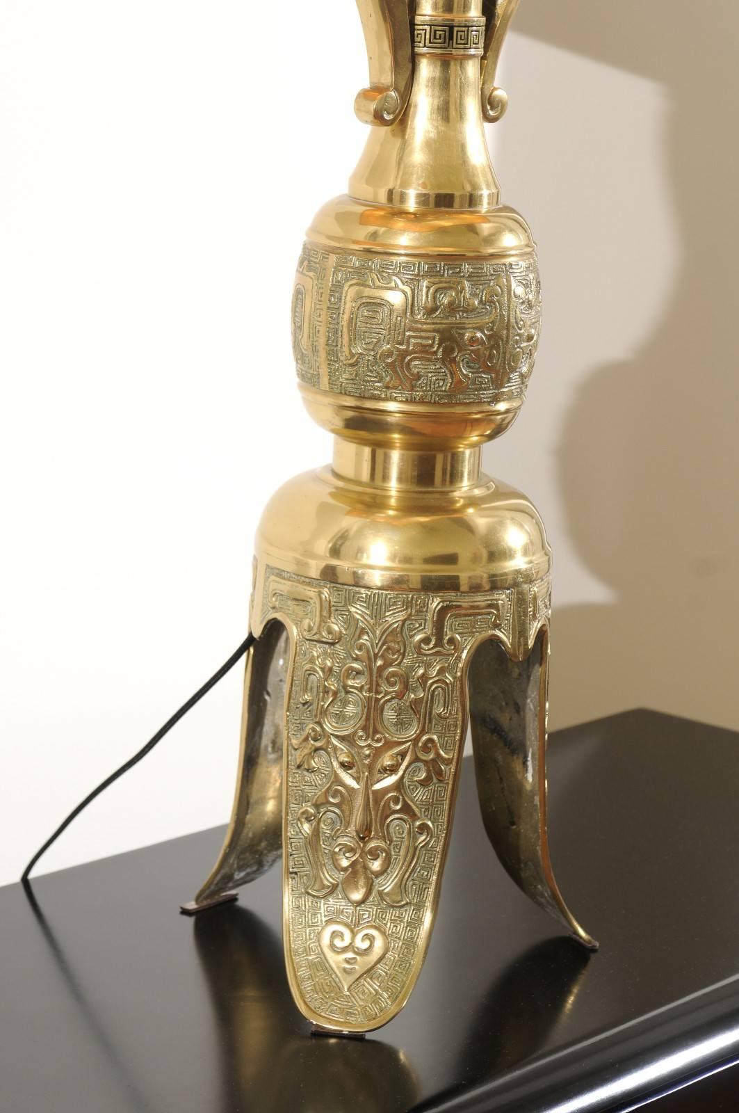 Majestueuse paire de lampes en laiton du milieu du siècle dernier avec une base spectaculaire de style casque en vente 3