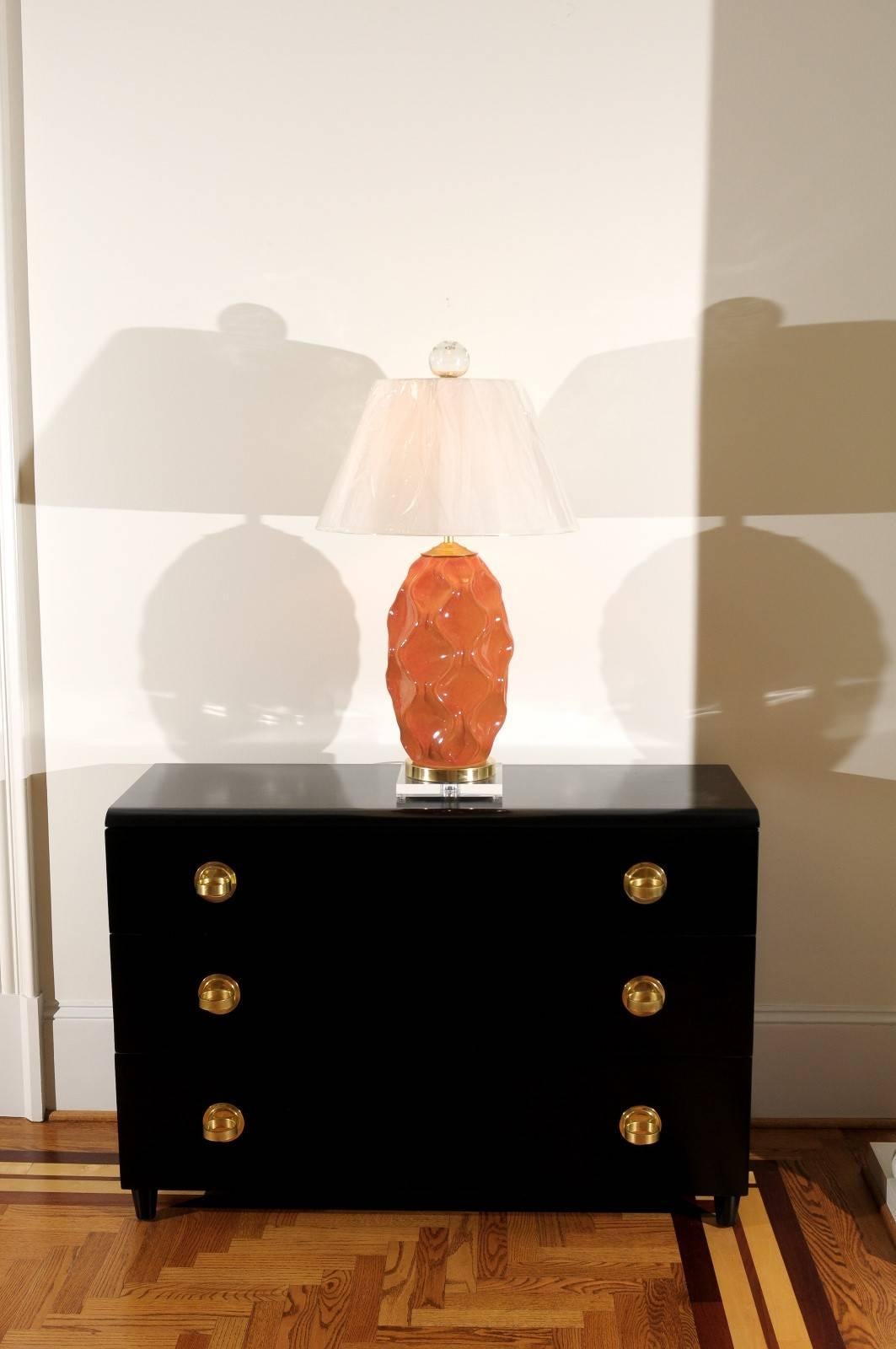 Mid-Century Modern Paire éblouissante de grandes lampes en céramique à facettes en orange vieilli à grande échelle en vente