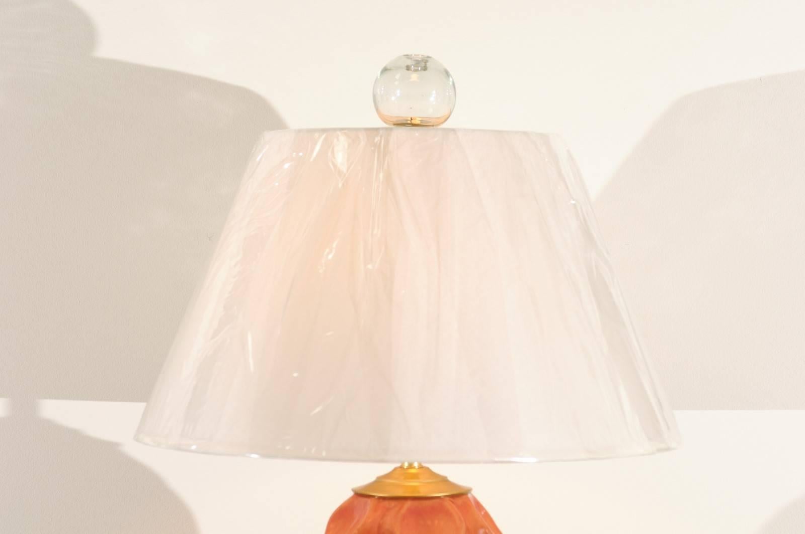 Laiton Paire éblouissante de grandes lampes en céramique à facettes en orange vieilli à grande échelle en vente
