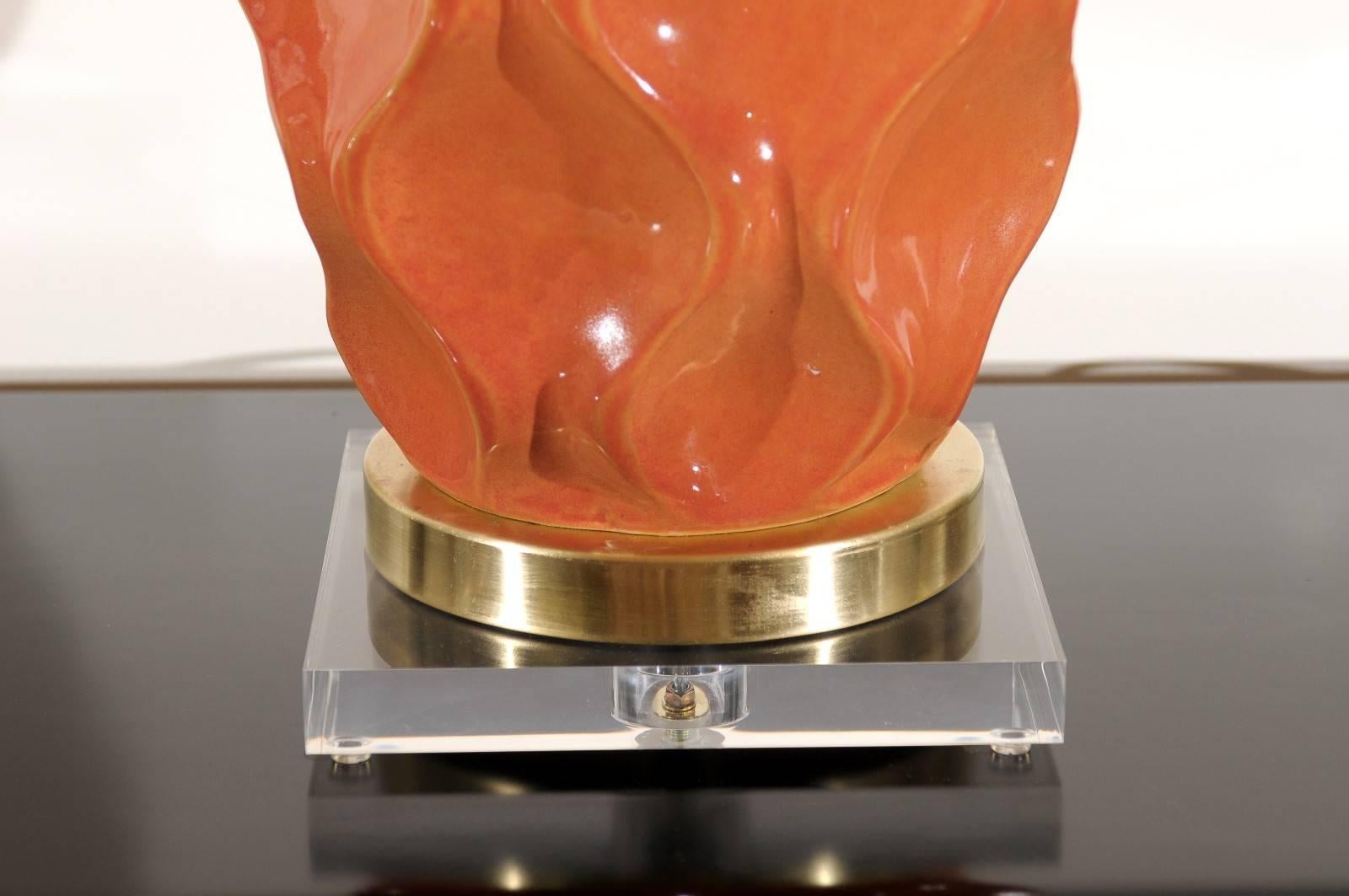 Paire éblouissante de grandes lampes en céramique à facettes en orange vieilli à grande échelle en vente 1