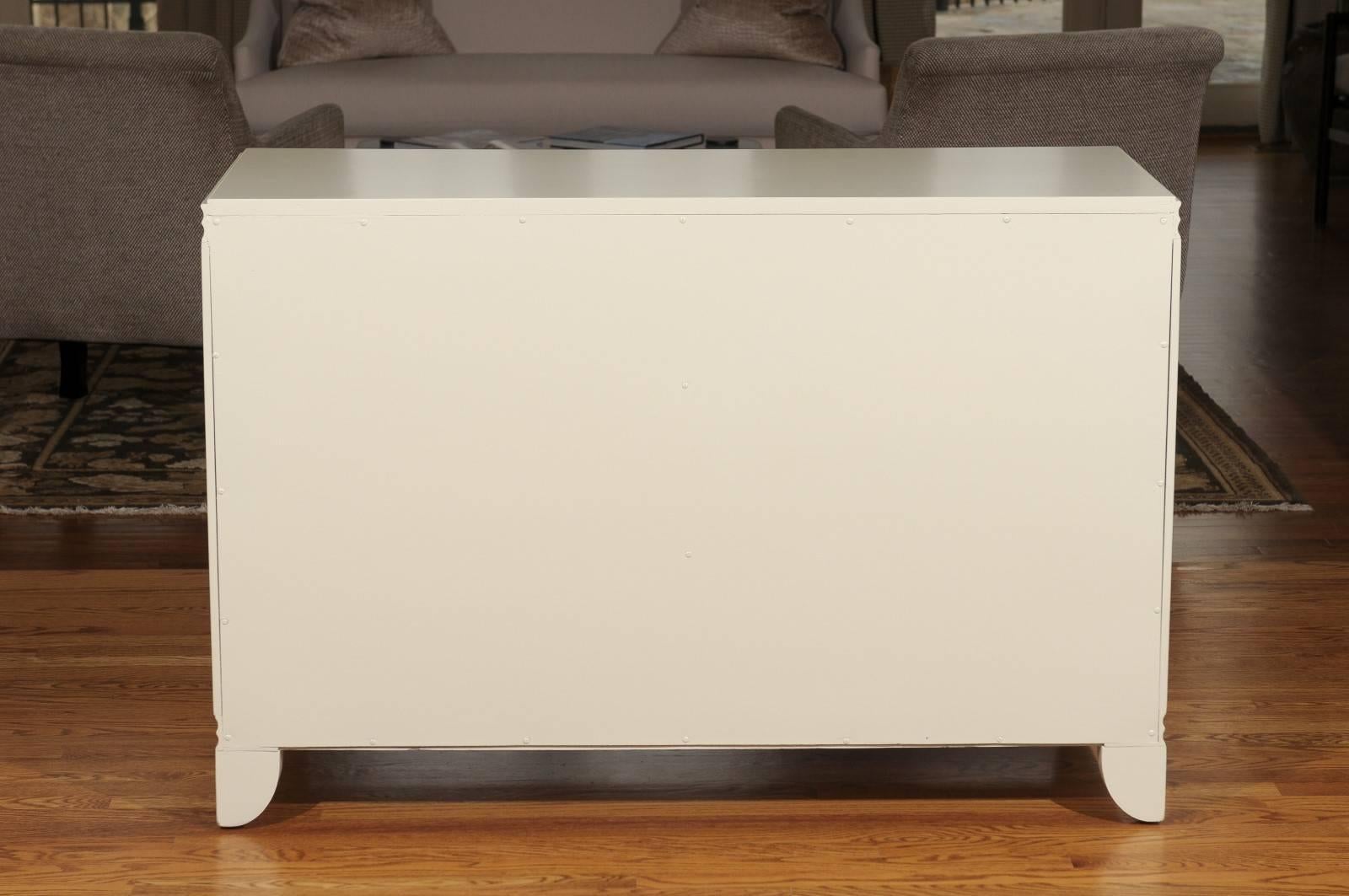 Preciosa cómoda de tres cajones restaurada de Widdicomb en laca crema en venta 1