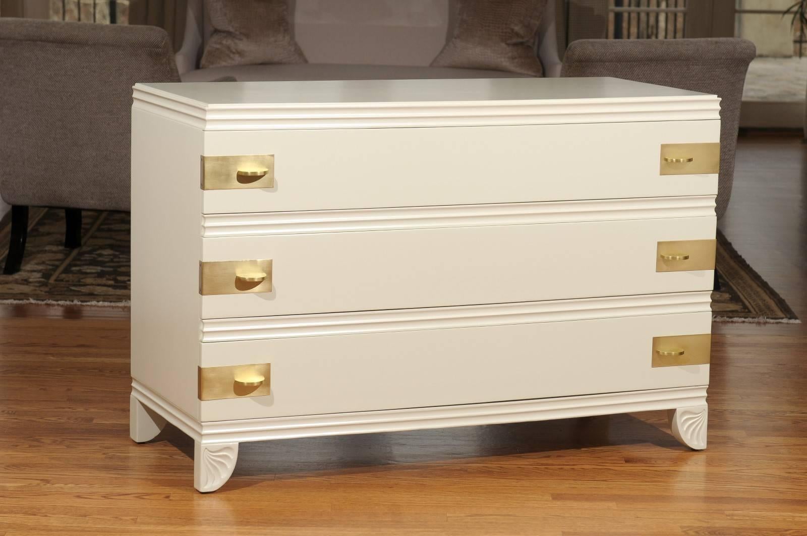 Preciosa cómoda de tres cajones restaurada de Widdicomb en laca crema en venta 3