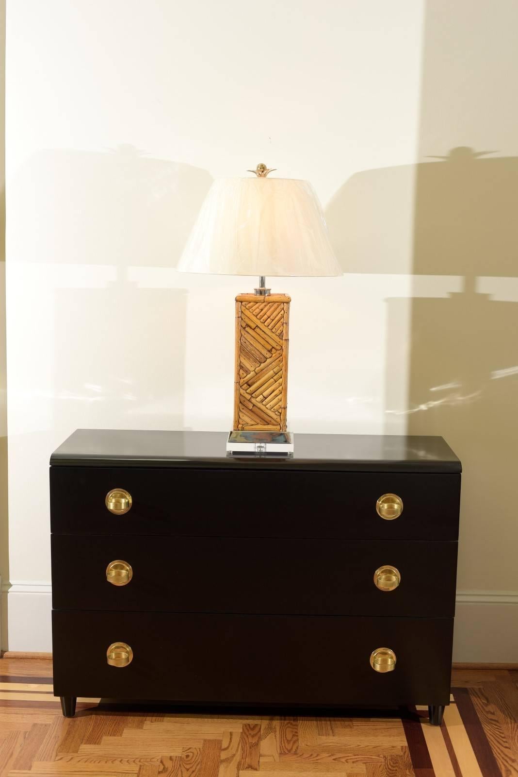 Paar handgefertigte Bambuslampen im Vintage-Stil mit Nickel- und Lucite-Akzenten (Moderne der Mitte des Jahrhunderts) im Angebot