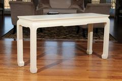 Elegante restaurierte Vintage Baker Raffia Konsole in Creme Lack