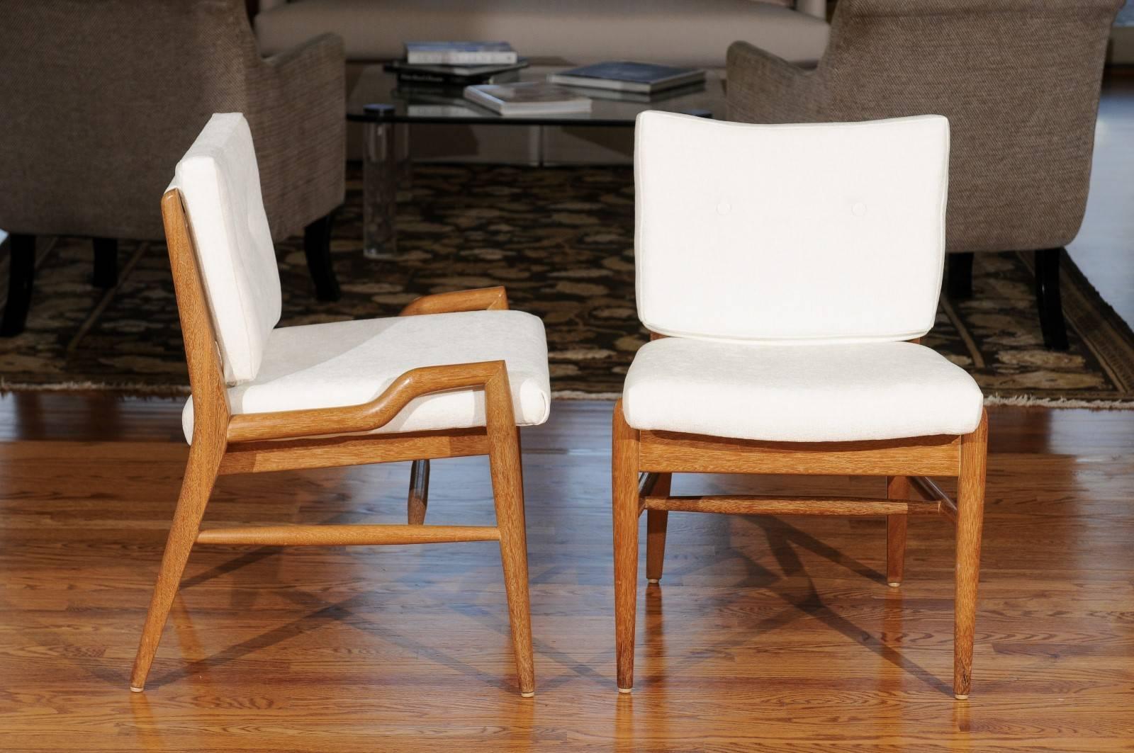 Elegante juego restaurado de 8 sillas de comedor de caoba cerúlea de John Keal, hacia 1955 en venta 1