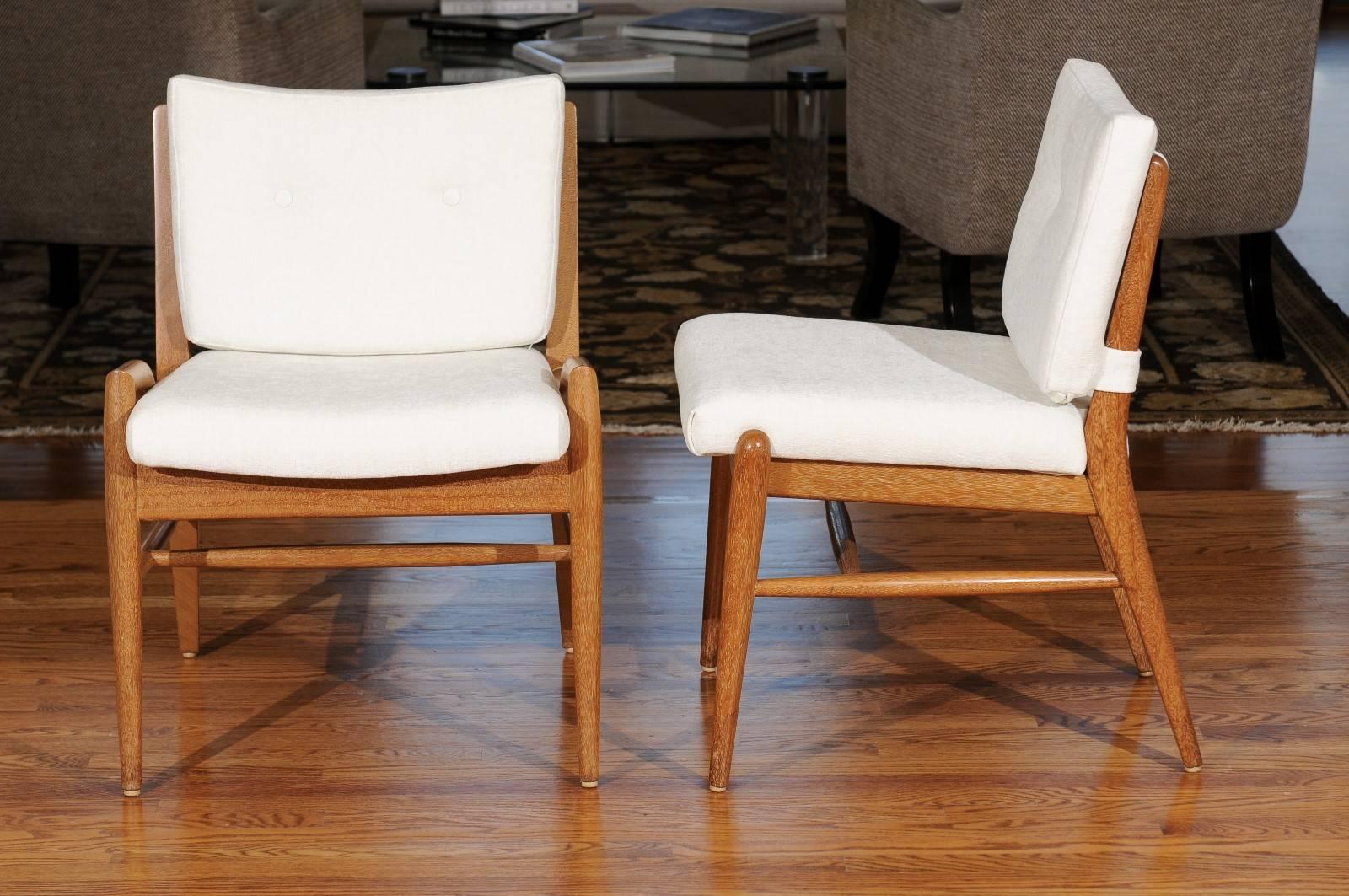 Elegante juego restaurado de 8 sillas de comedor de caoba cerúlea de John Keal, hacia 1955 Caoba en venta