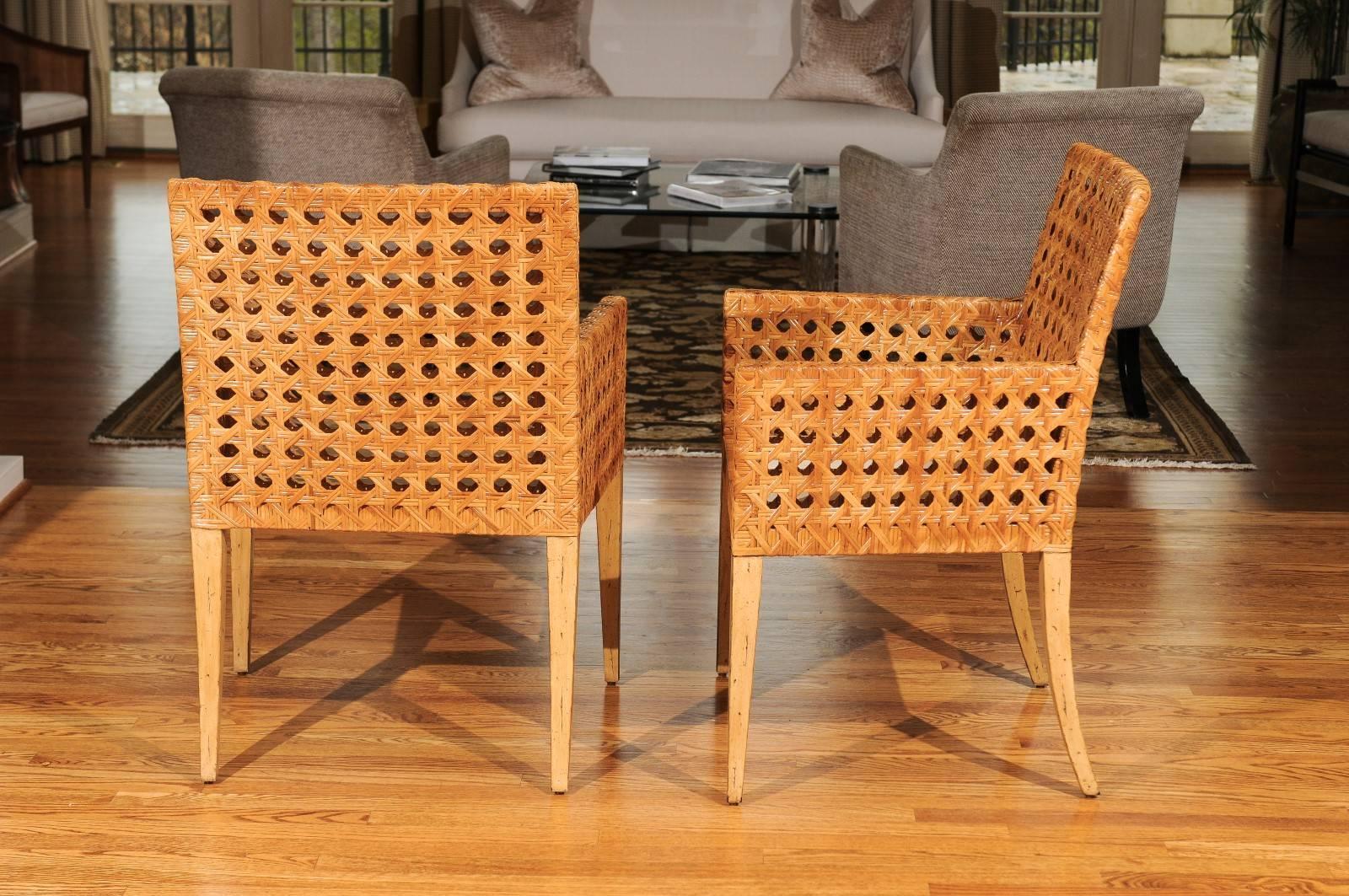 Superbe paire restaurée de fauteuils en rotin vintage de grande taille en vente 2