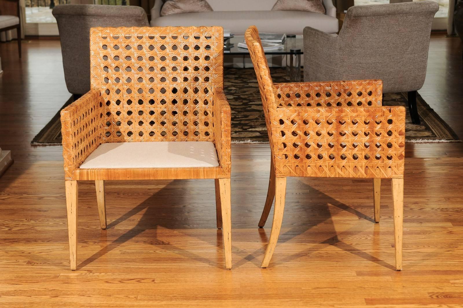 Superbe paire restaurée de fauteuils en rotin vintage de grande taille en vente 1
