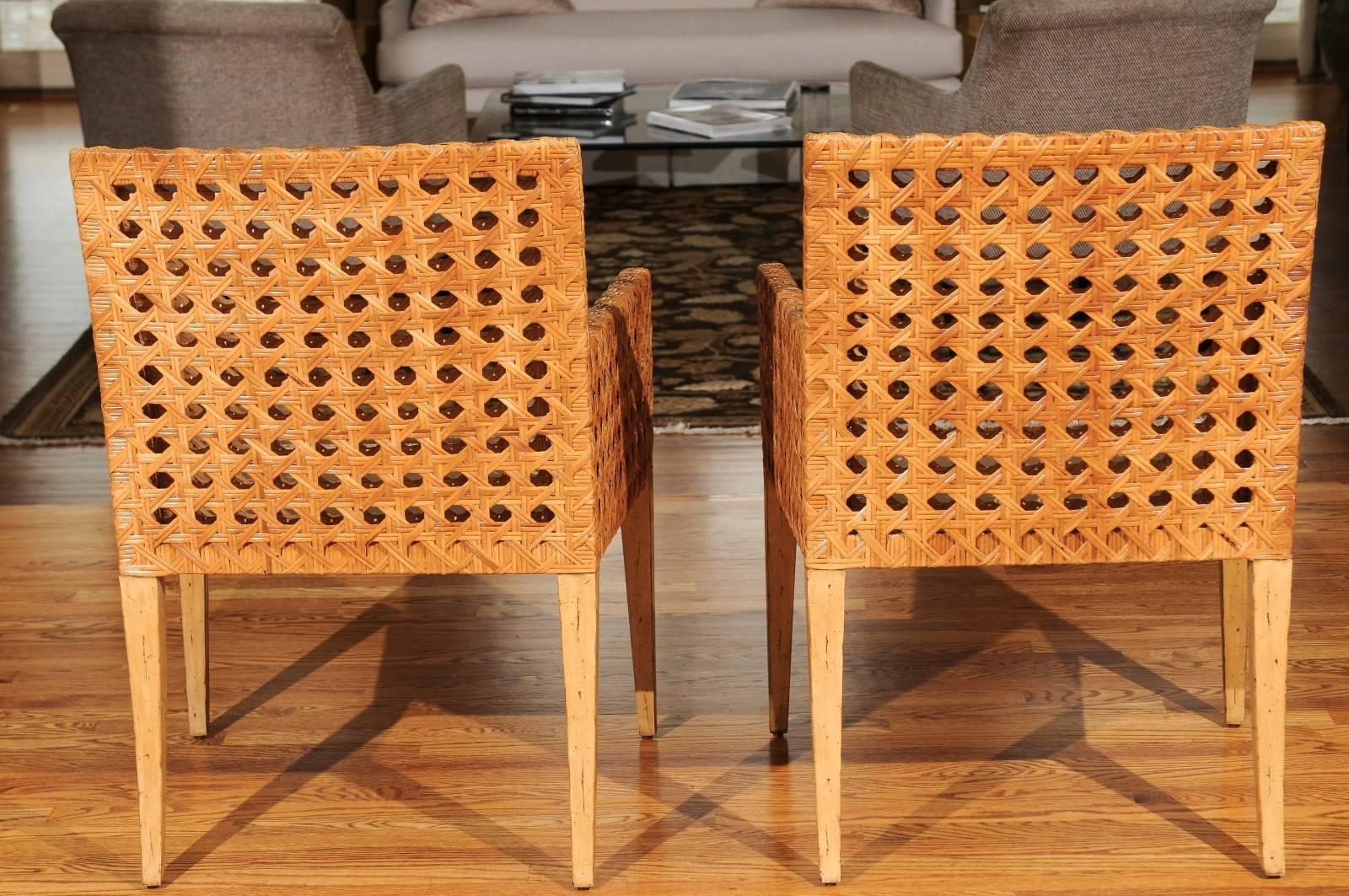 Superbe paire restaurée de fauteuils en rotin vintage de grande taille en vente 3