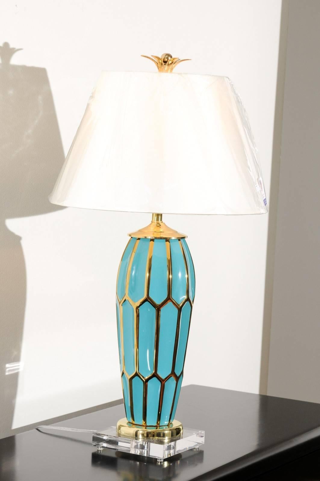 Laiton Paire de lampes en céramique personnalisées en turquoise et or en vente