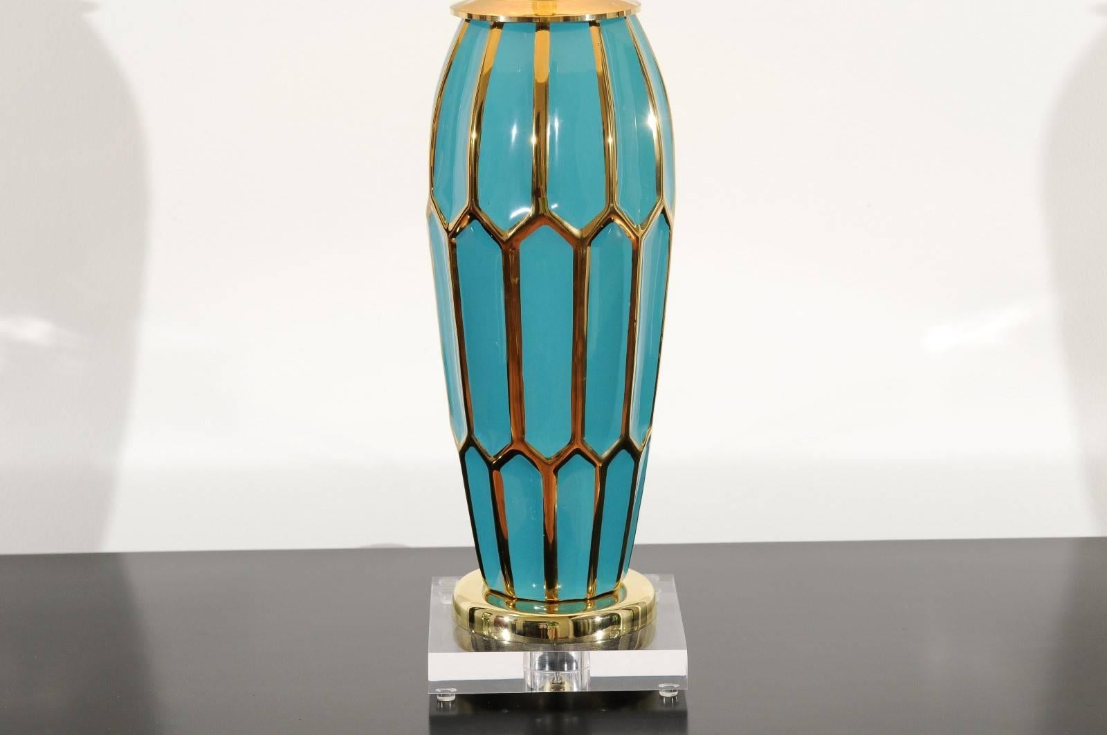 Paire de lampes en céramique personnalisées en turquoise et or en vente 2