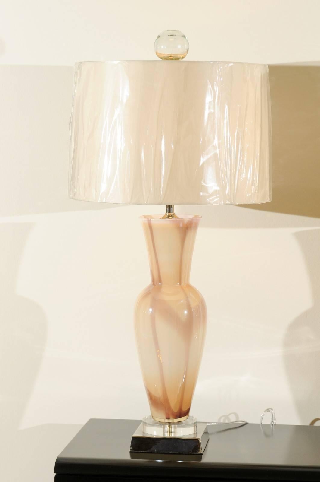 Diese prächtigen Lampen wurden professionell restauriert und werden wie fotografiert und beschrieben versandt, komplett mit neuen Schirmen, Harfen und Endstücken.

Ein atemberaubendes Paar mundgeblasener Muranoglaslampen, um 1965. Exquisite Form mit