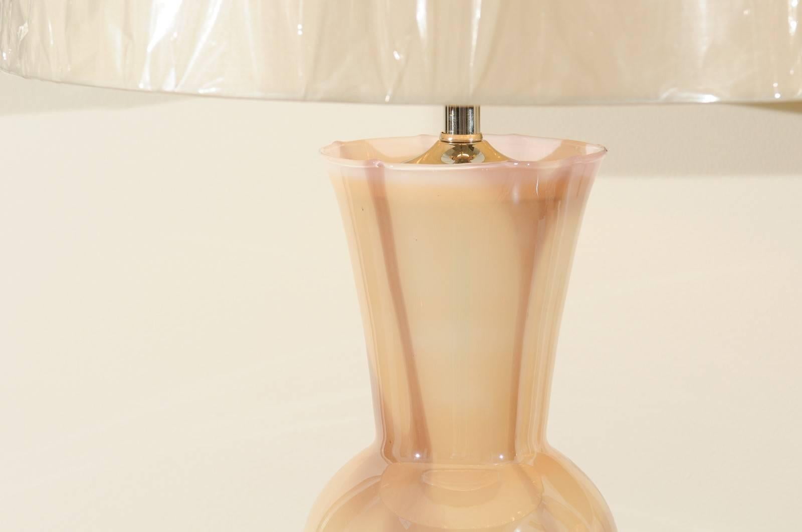 Milieu du XXe siècle Élégante paire de lampes de Murano soufflées restaurées avec des fleurons en forme d'orbe personnalisés, vers 1965 en vente