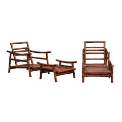 Favolosa coppia restaurata di lettini in rattan su commissione con poggiapiedi