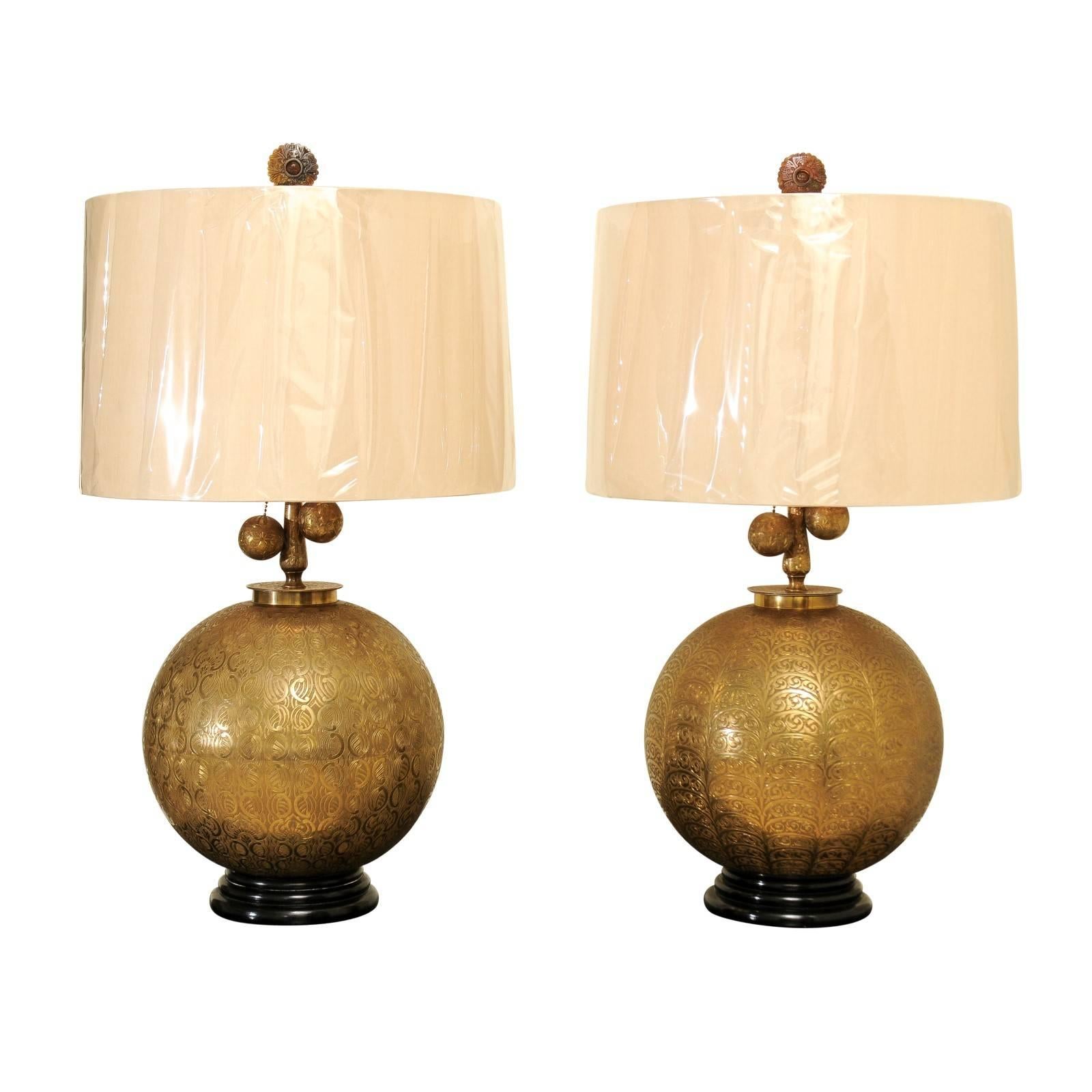 Sofisticata coppia restaurata di lampade a sfera in ottone acidato, circa 1960