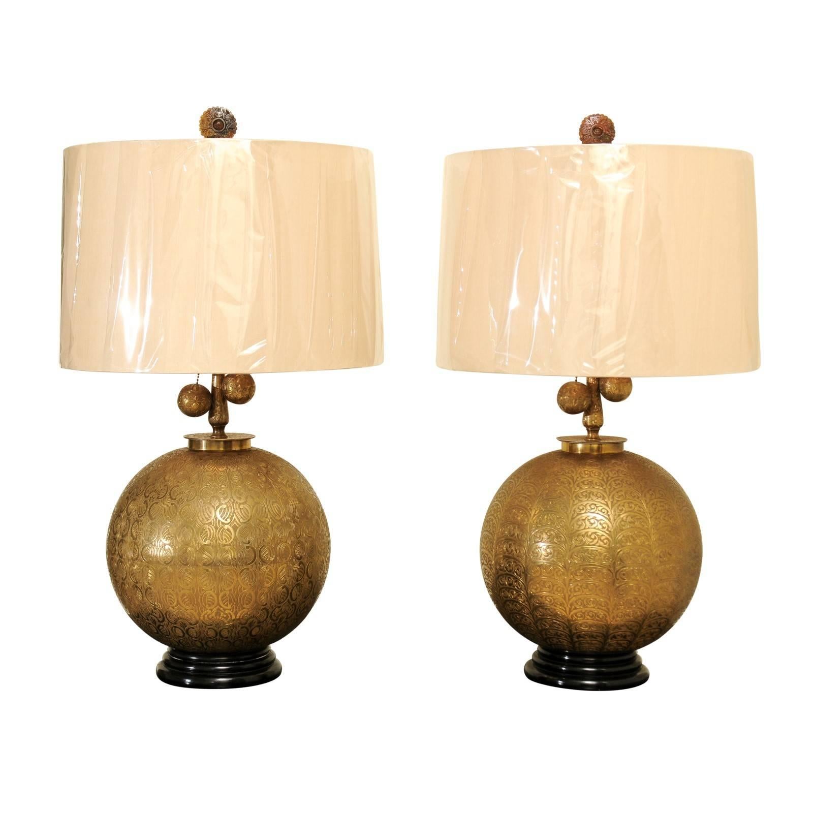 Sophisticated Restored Pair of Etched Brass Sphere Lamps, circa 1960 For Sale