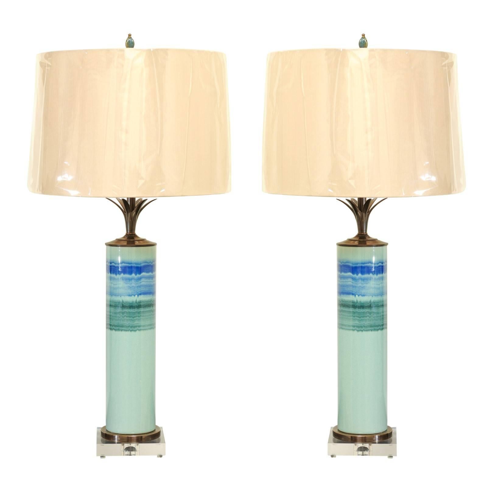 Paire de lampes cylindriques Stellar à glaçure goutte à goutte avec accents en bronze et lucite