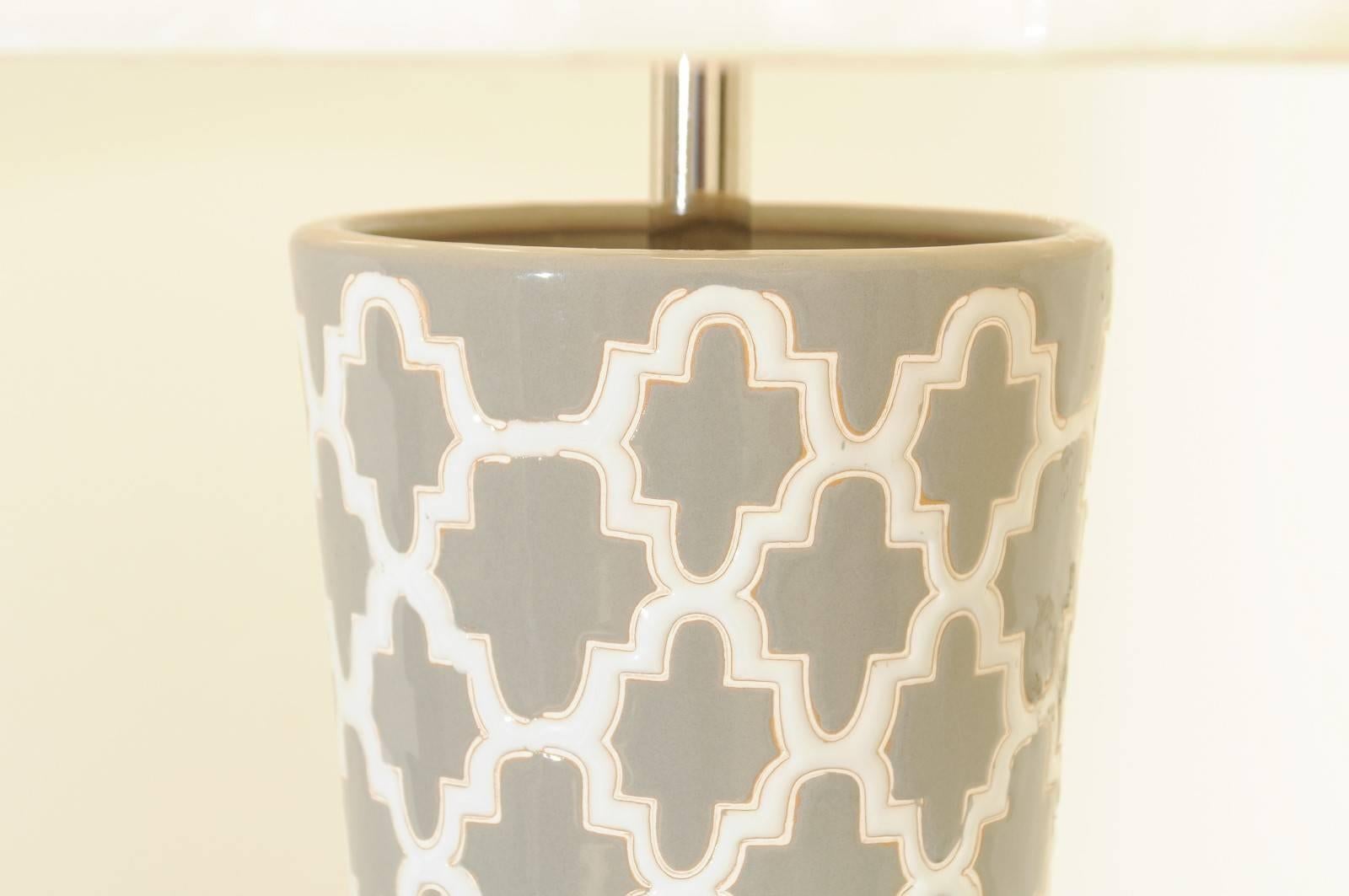 Paar großformatige, handbemalte Keramikgefäße als maßgefertigte Lampen mit grafischem Muster im Angebot 2