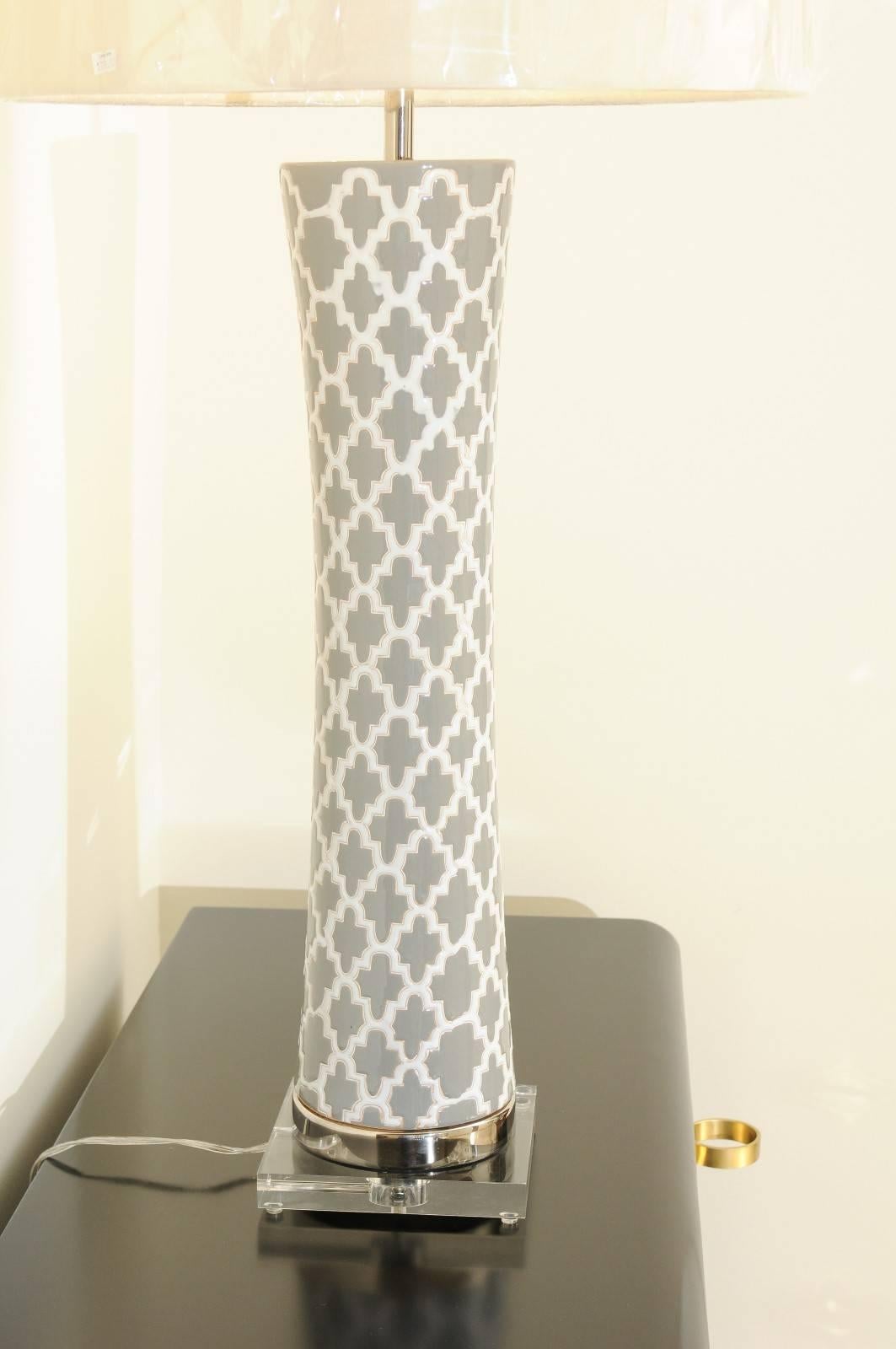 Paar großformatige, handbemalte Keramikgefäße als maßgefertigte Lampen mit grafischem Muster im Angebot 3