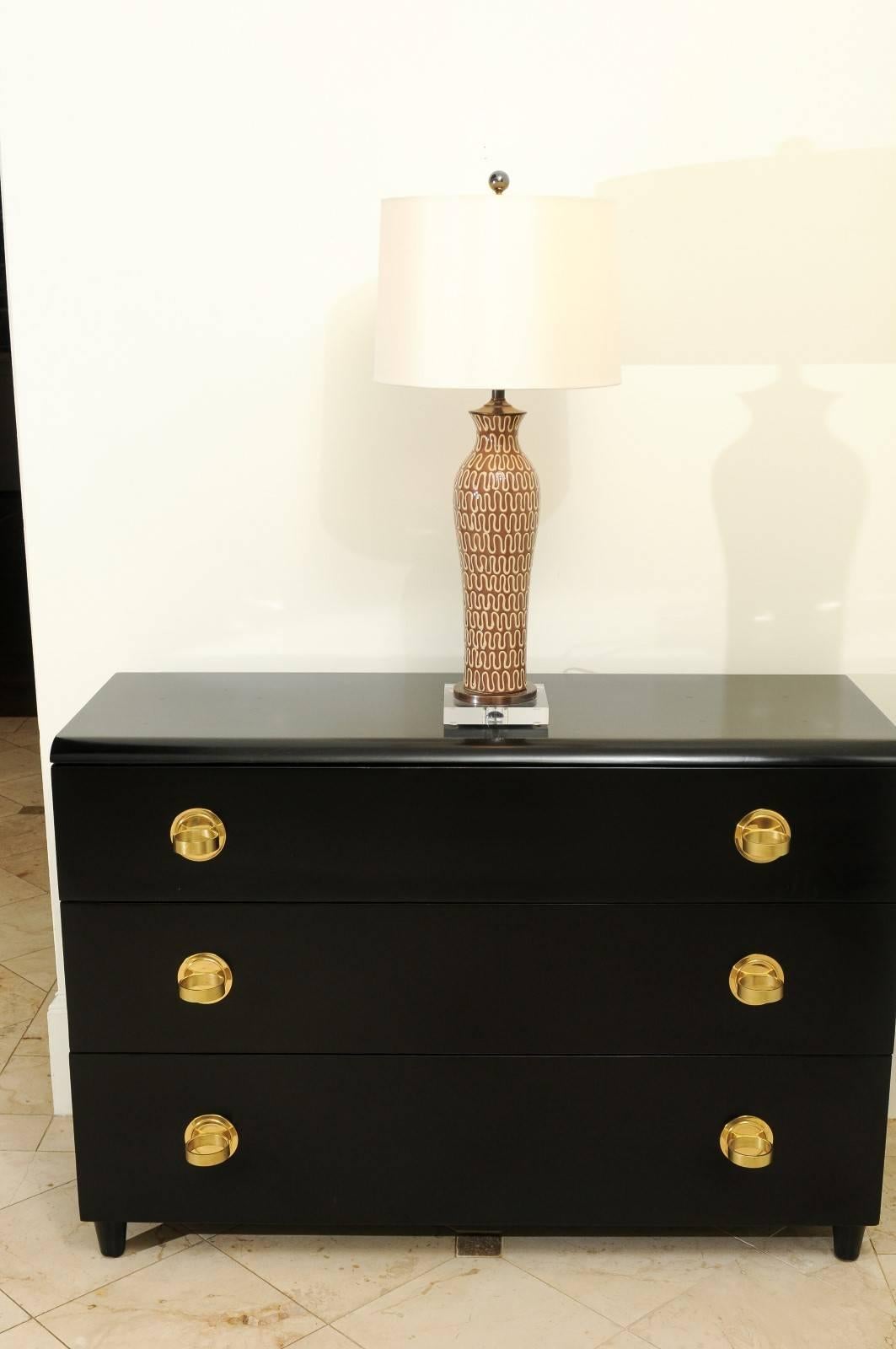 Mid-Century moderno Splendida coppia di lampade in ceramica smaltata con accenti in lucite e bronzo in vendita