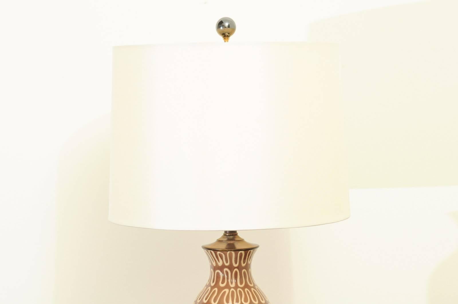 Sconosciuto Splendida coppia di lampade in ceramica smaltata con accenti in lucite e bronzo in vendita