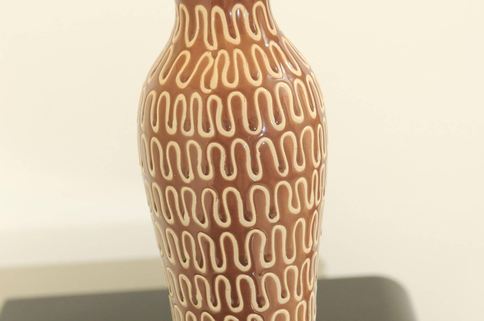 Splendida coppia di lampade in ceramica smaltata con accenti in lucite e bronzo in vendita 1