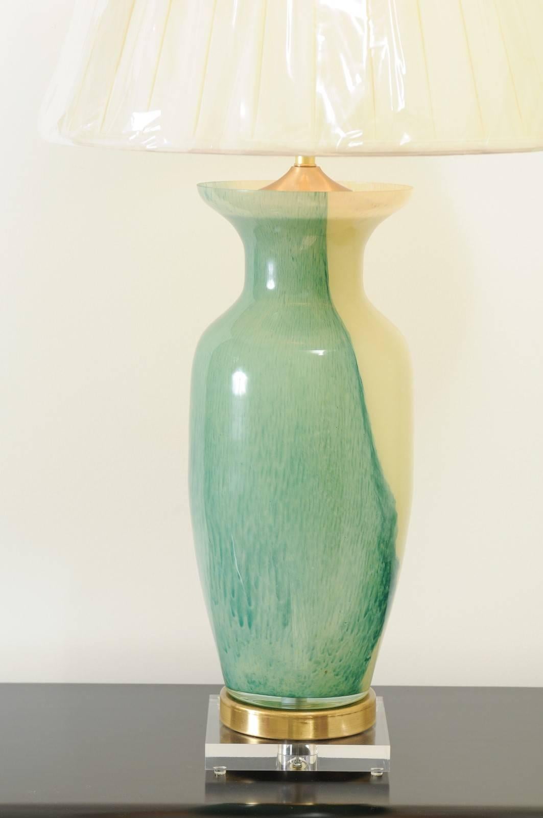 Ein wunderschönes Paar Wirbel-Murano-Lampen mit Akzenten aus Jade, Messing und Lucite im Zustand „Hervorragend“ im Angebot in Atlanta, GA