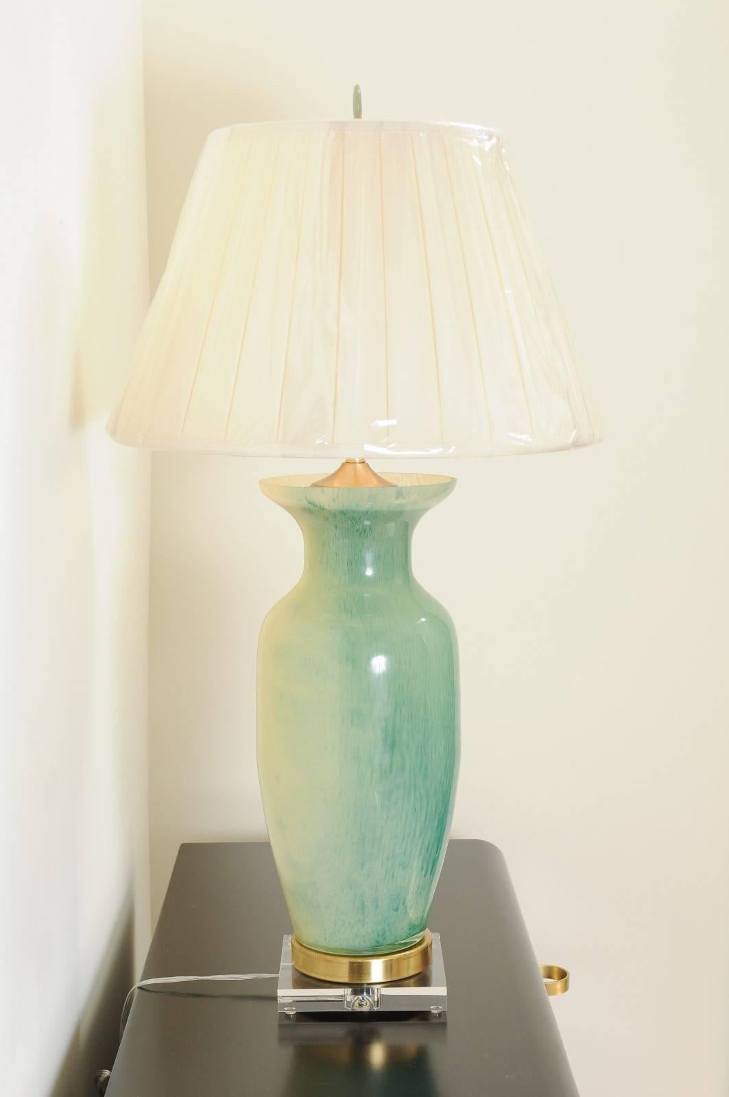 Ein wunderschönes Paar Wirbel-Murano-Lampen mit Akzenten aus Jade, Messing und Lucite im Angebot 2
