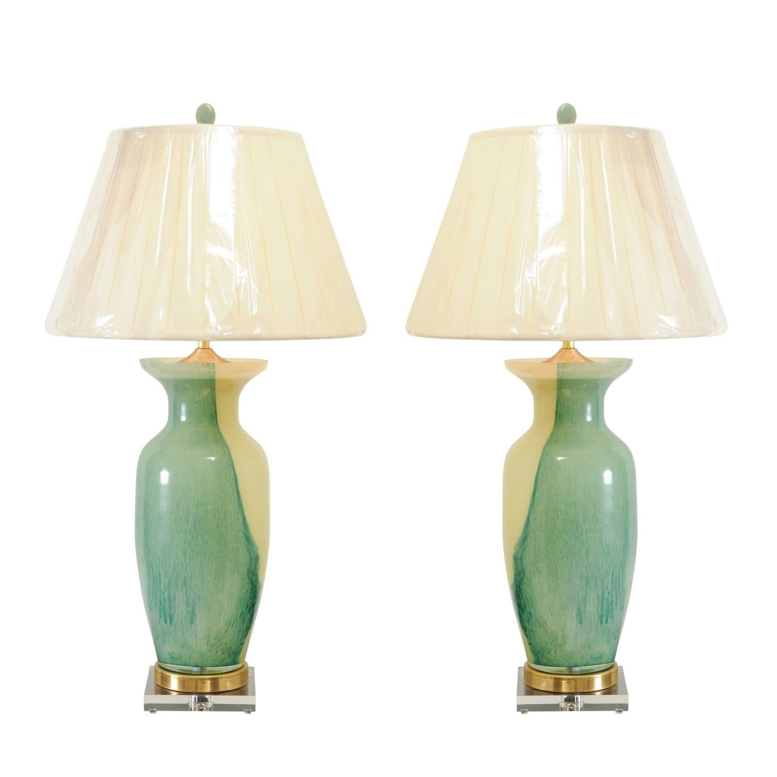 Paire de brillantes lampes de Murano tourbillonnantes avec des accents de jade, de laiton et de lucite