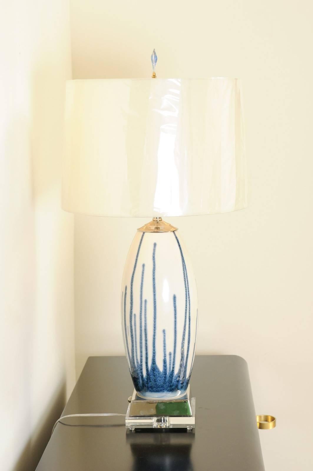 Ein schönes Paar maßgefertigter portugiesischer Tropfen-Keramiklampen in Blau und Creme im Angebot 2