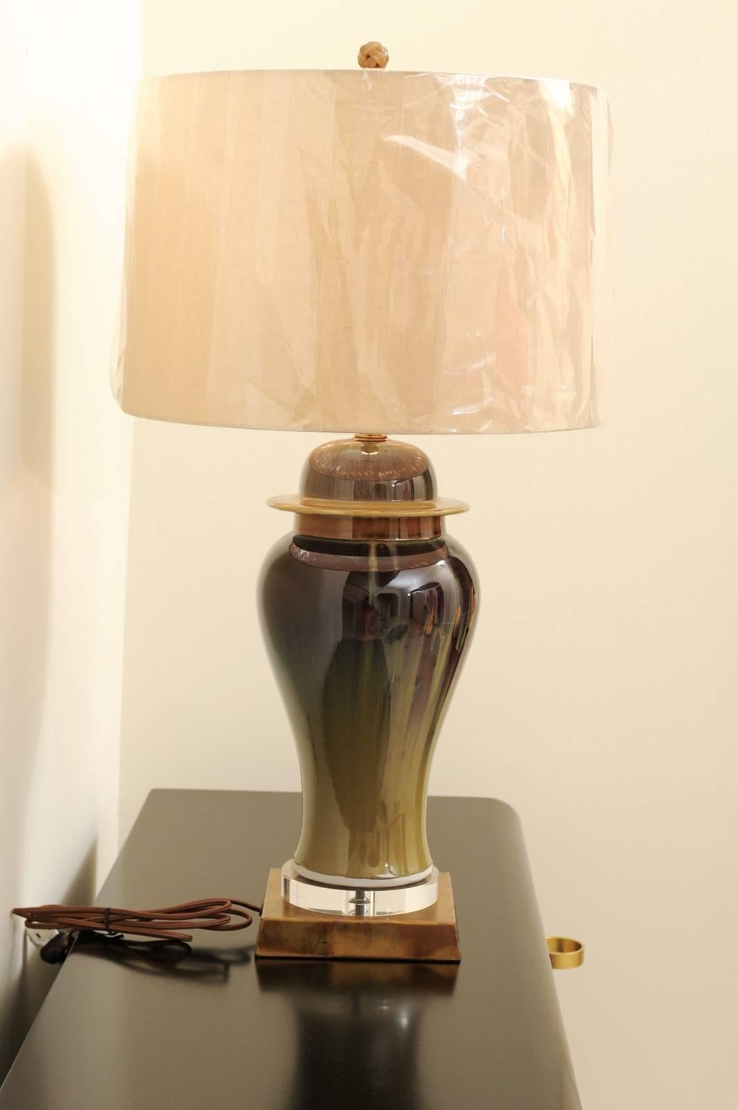 Ein Paar maßgefertigte Tropfenglasurlampen aus Moos, Ochsenblut und gelbem Ocker (Lucite) im Angebot
