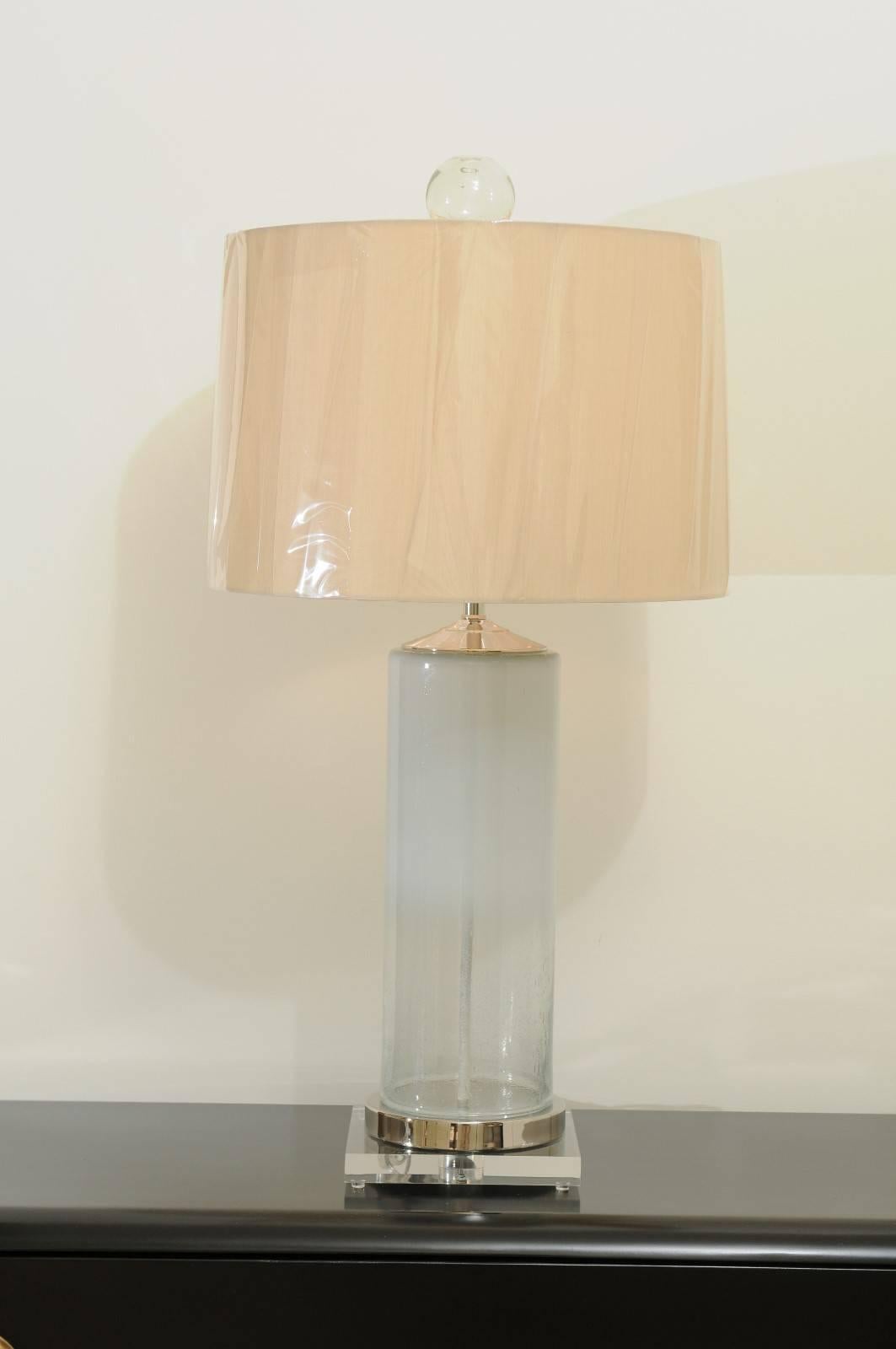 Mid-Century Modern Paire éblouissante de lampes en verre soufflé opaque et transparent avec fleurons orbes personnalisés en vente