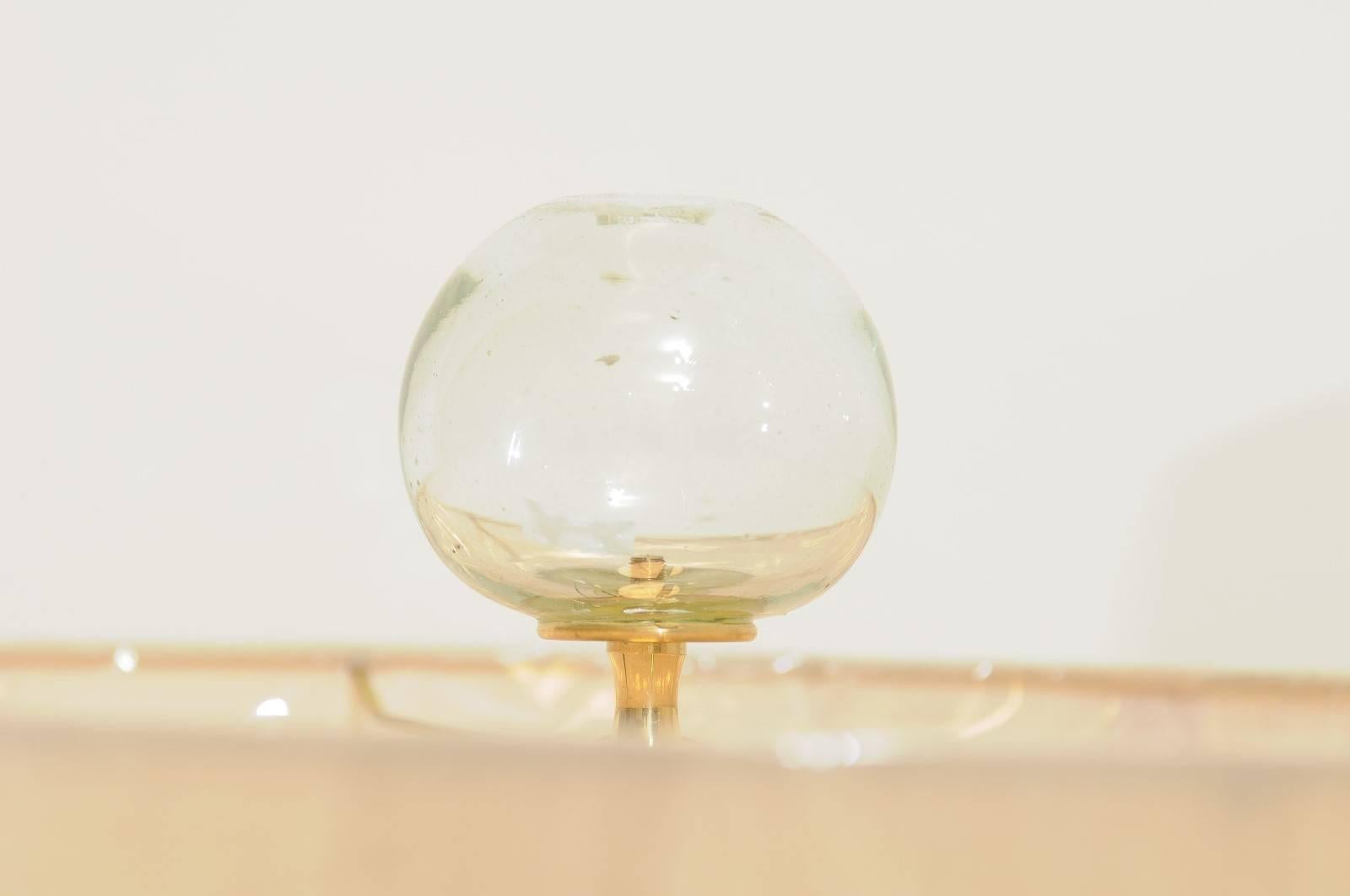 Fin du 20e siècle Paire éblouissante de lampes en verre soufflé opaque et transparent avec fleurons orbes personnalisés en vente