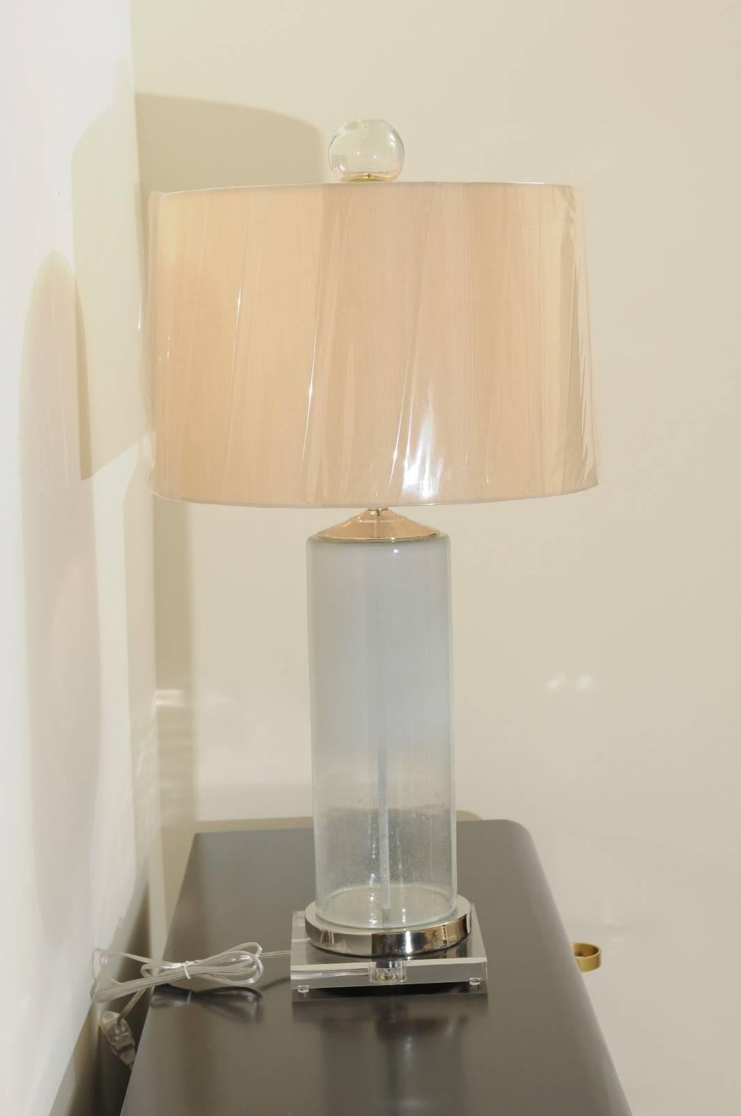 Verre brun Paire éblouissante de lampes en verre soufflé opaque et transparent avec fleurons orbes personnalisés en vente