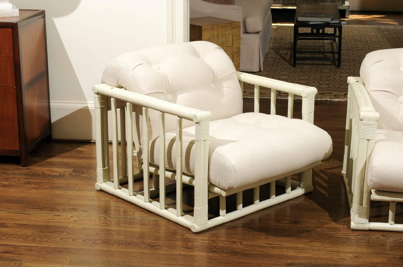 Mid-Century moderno Coppia restaurata di lettini a cubo in rattan e canna di Ficks Reed, circa 1970 in vendita