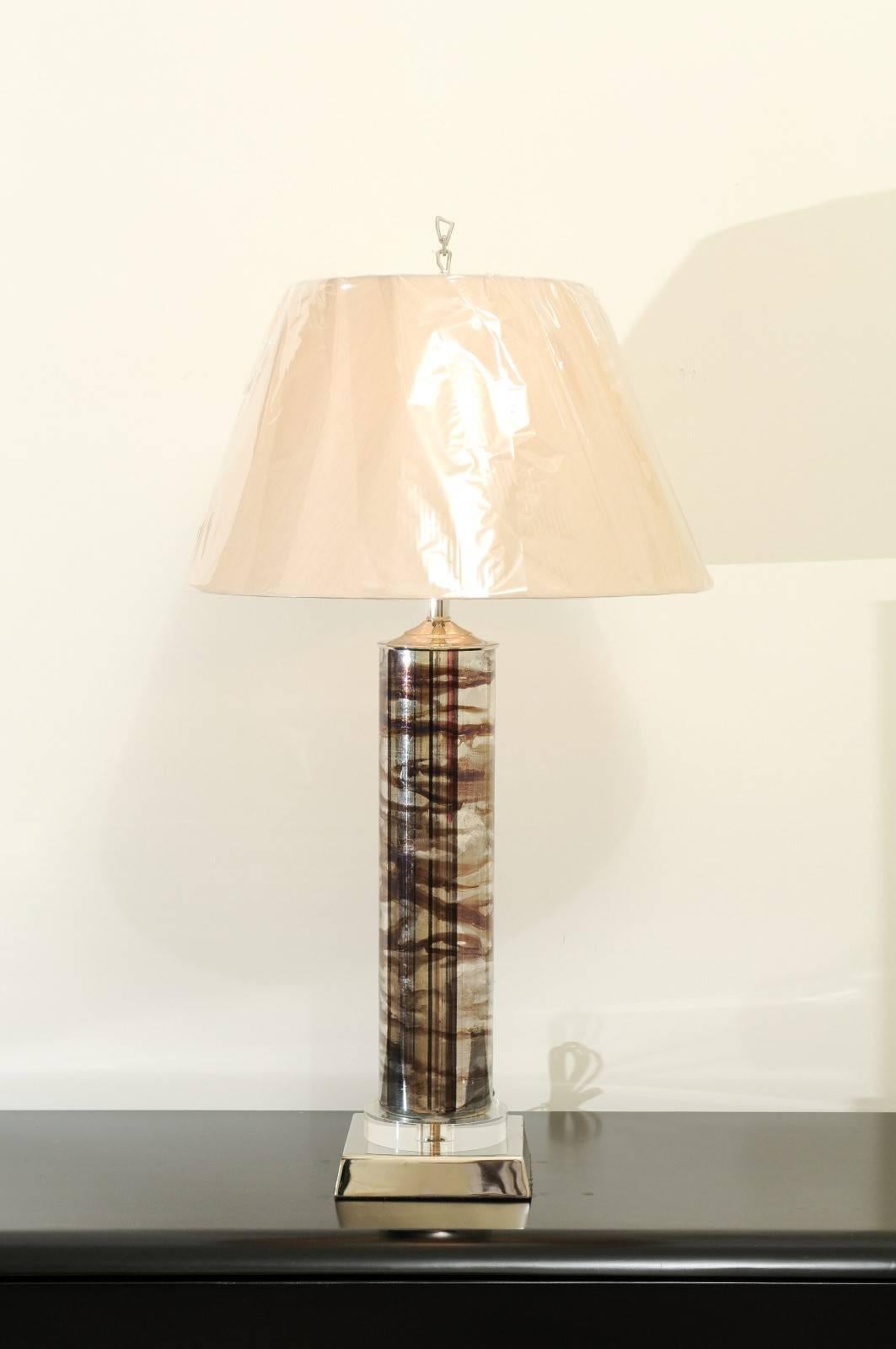 Inconnu Paire élégante de lampes cylindriques en verre soufflé peint à l'envers en argent et chocolat en vente