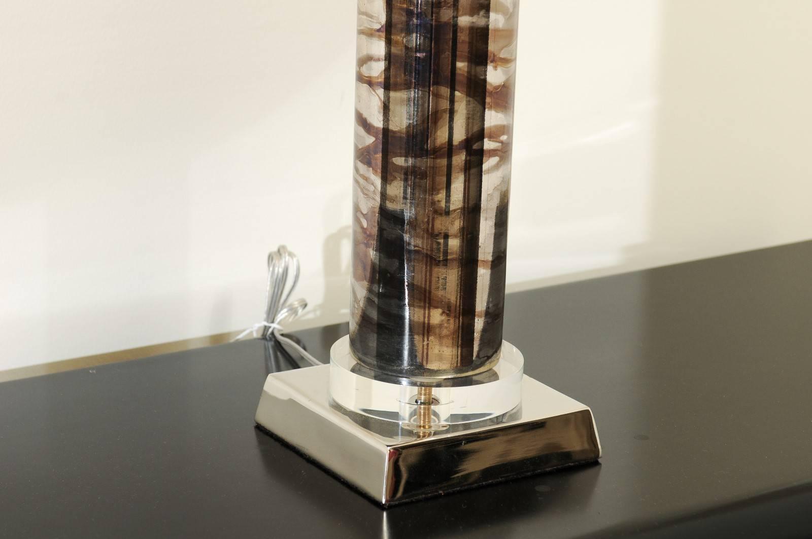 Verre brun Paire élégante de lampes cylindriques en verre soufflé peint à l'envers en argent et chocolat en vente