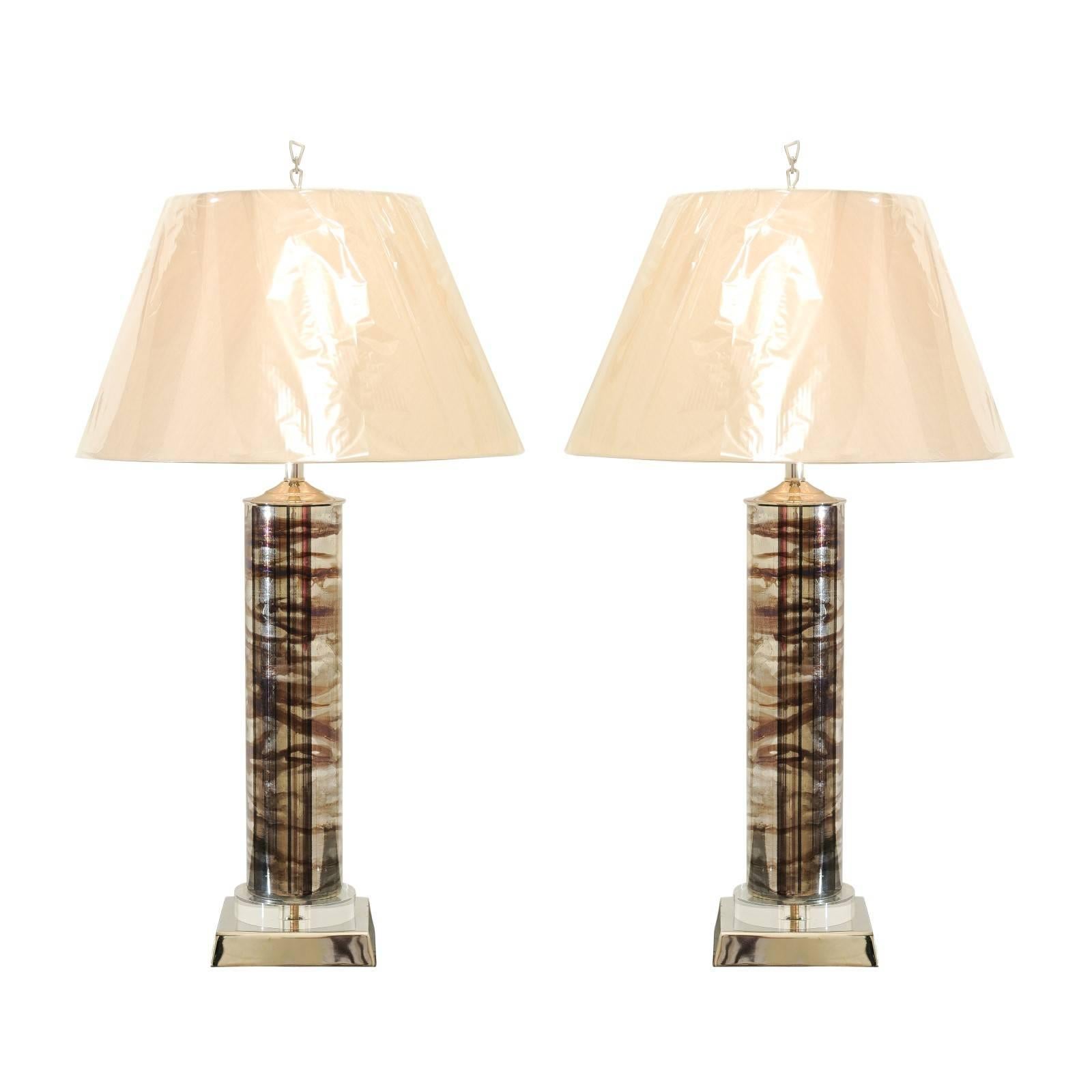 Paire élégante de lampes cylindriques en verre soufflé peint à l'envers en argent et chocolat en vente