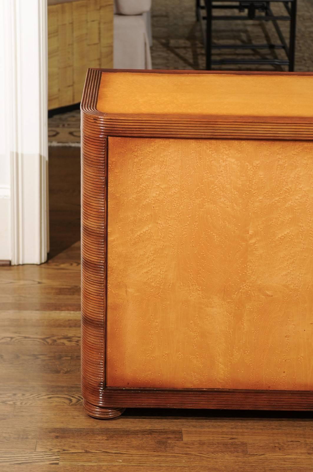 Américain Incroyable meuble de rangement restauré en bambou et érable piqué par Baker, vers 1980 en vente