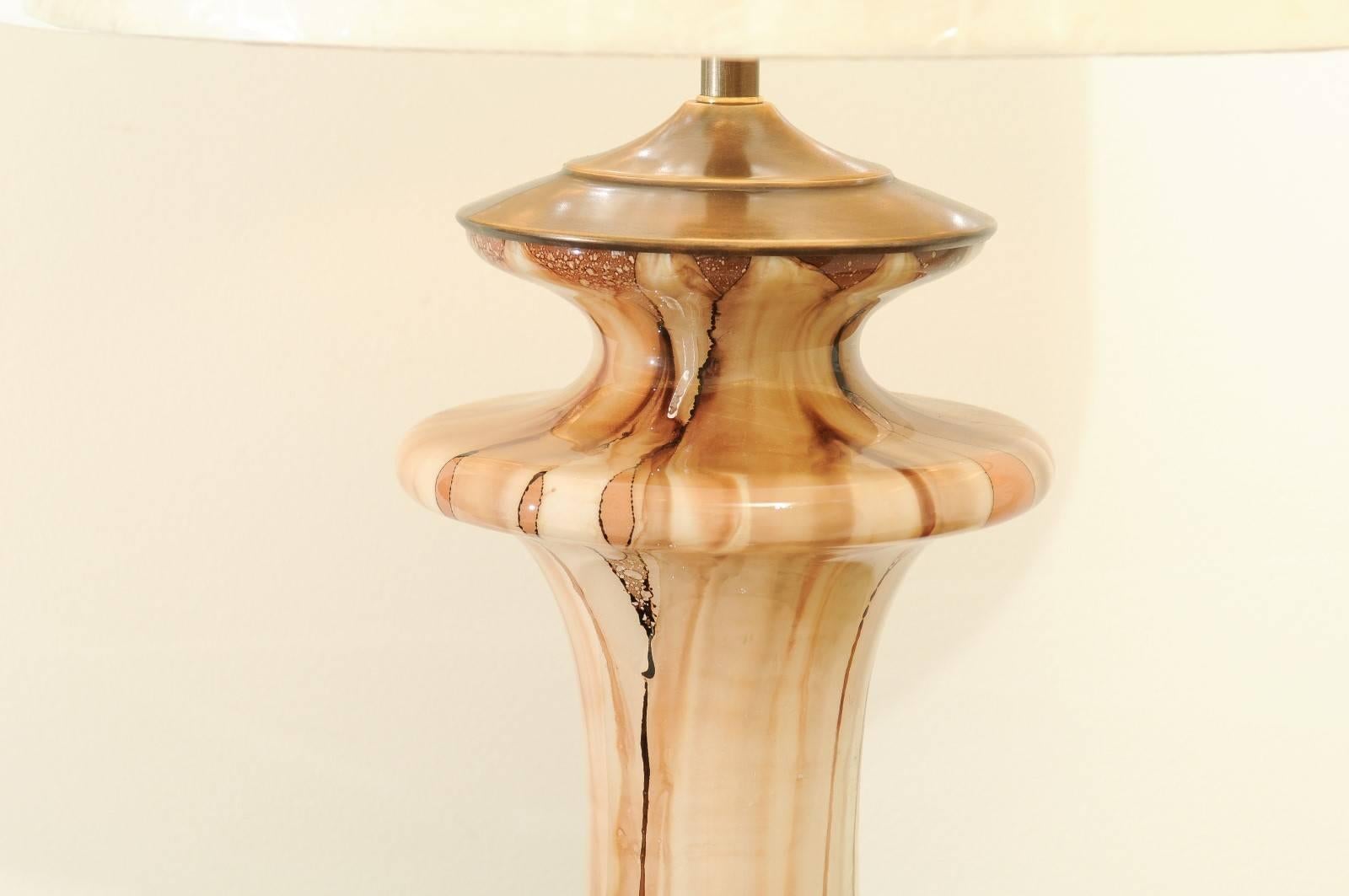 Atemberaubendes Paar mundgeblasener, rückseitig bemalter Murano-Vasen als maßgefertigte Lampen (Moderne der Mitte des Jahrhunderts) im Angebot