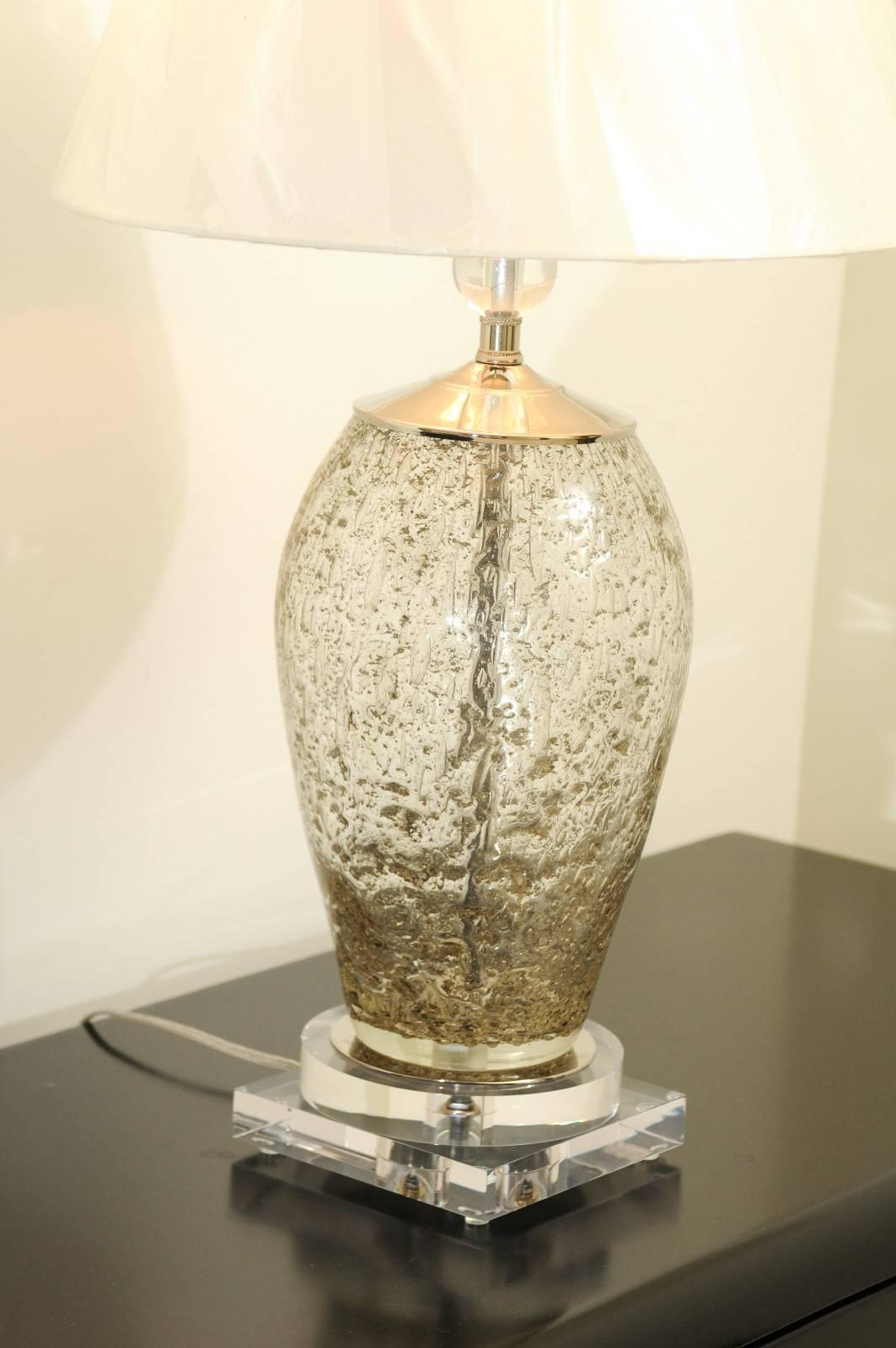 Laiton Magnifique paire de lampes italiennes en verre soufflé avec des touches de lucite et de laiton en vente