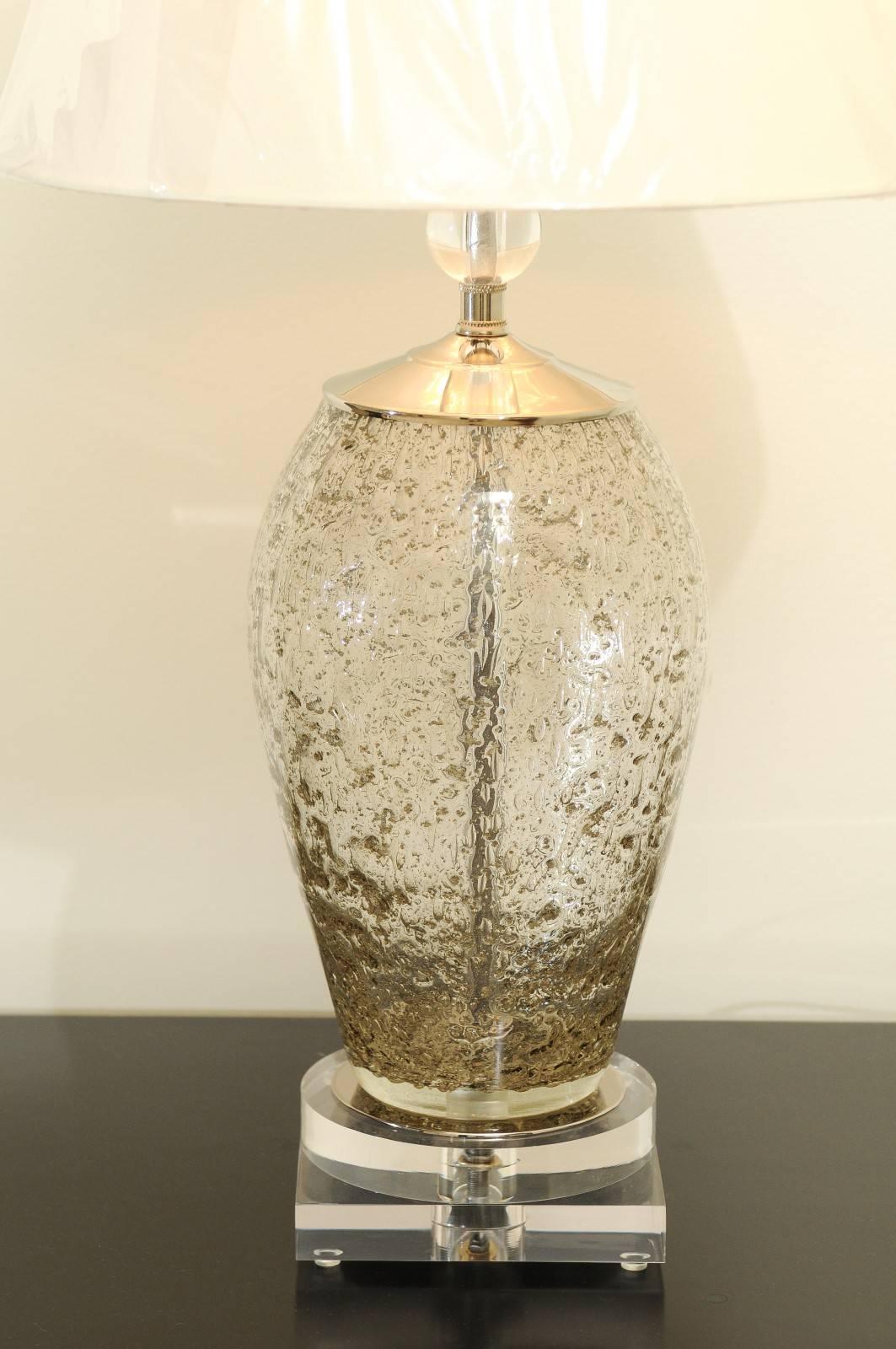 Fin du 20e siècle Magnifique paire de lampes italiennes en verre soufflé avec des touches de lucite et de laiton en vente