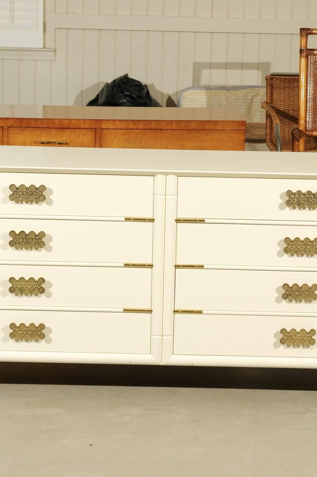 Mid-Century Modern Magnificent Restored Eight Drawer Chest by Renzo Rutili, circa 1965 For Sale