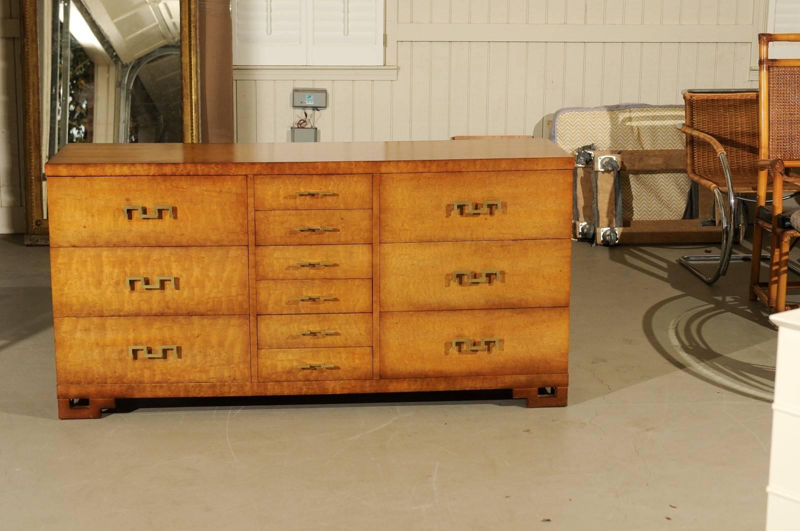 Mid-Century moderno Squisita cassapanca a chiave greca in mogano africano di John Stuarts, circa 1960 in vendita