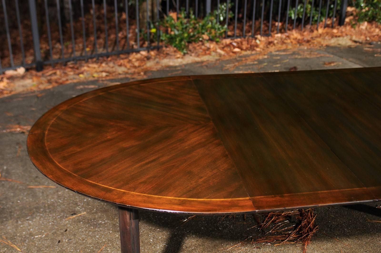 Mesa de comedor elíptica de nogal Majestic de Michael Taylor para Baker, hacia 1958 en Excelente estado para la venta en Atlanta, GA
